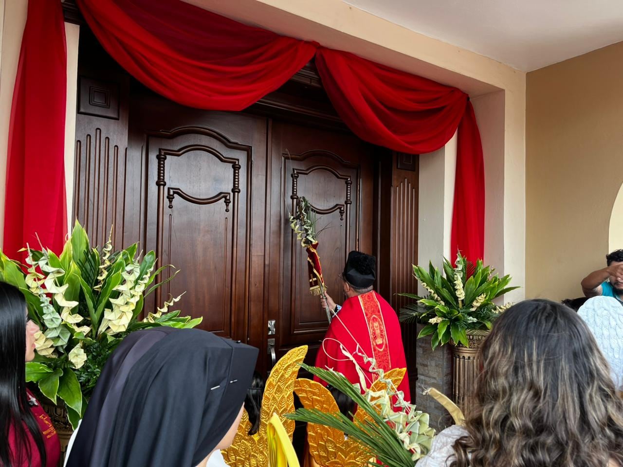 Decenas de personas acudieron a la parroquia San Francisco de Asís, en Agua Caliente de Cartago, para la bendición de ramos.