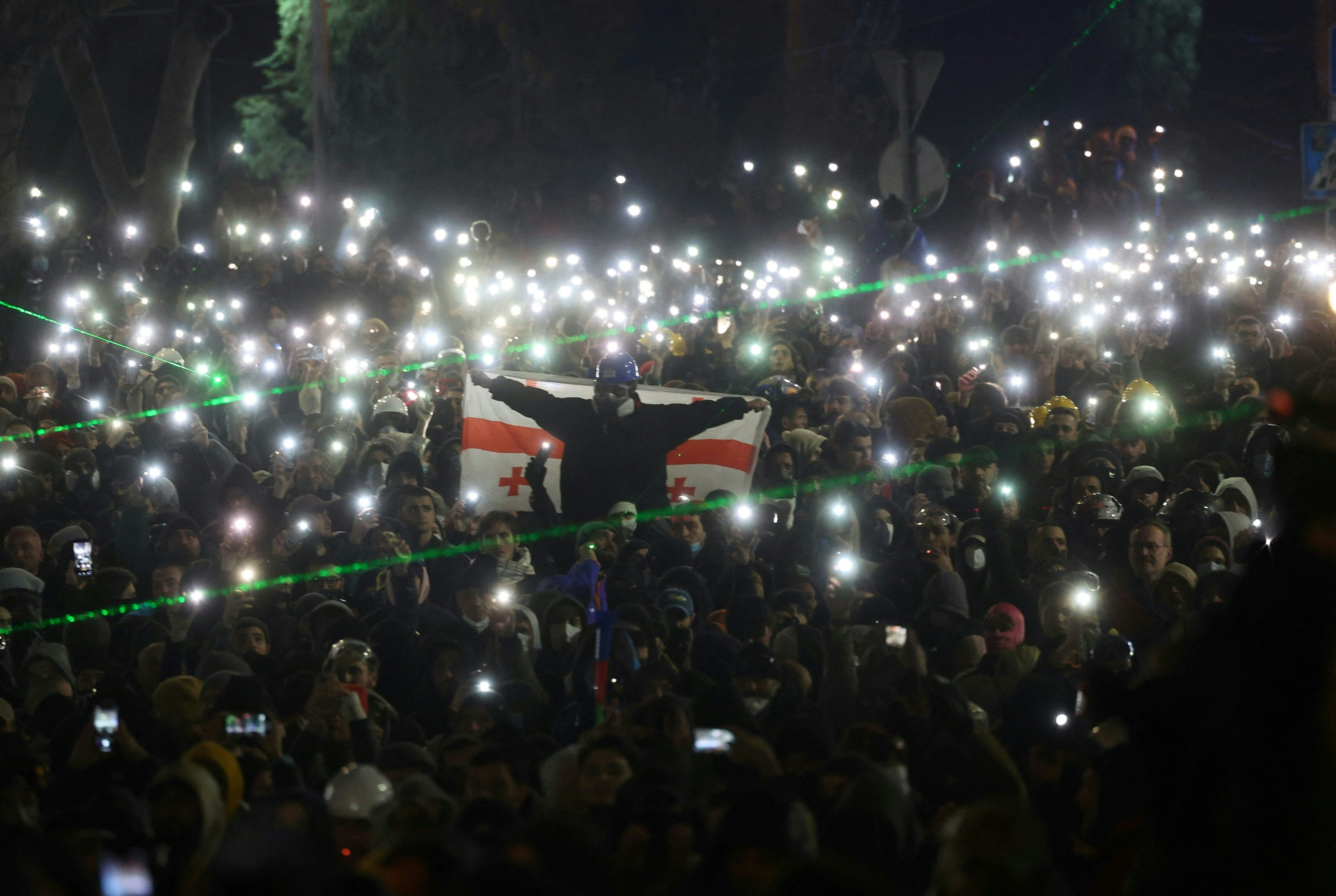 Manifestantes frente al Parlamento en Tbilisi, Georgia, durante una protesta contra el retraso en las negociaciones de adhesión a la UE el 1 de diciembre de 2024.