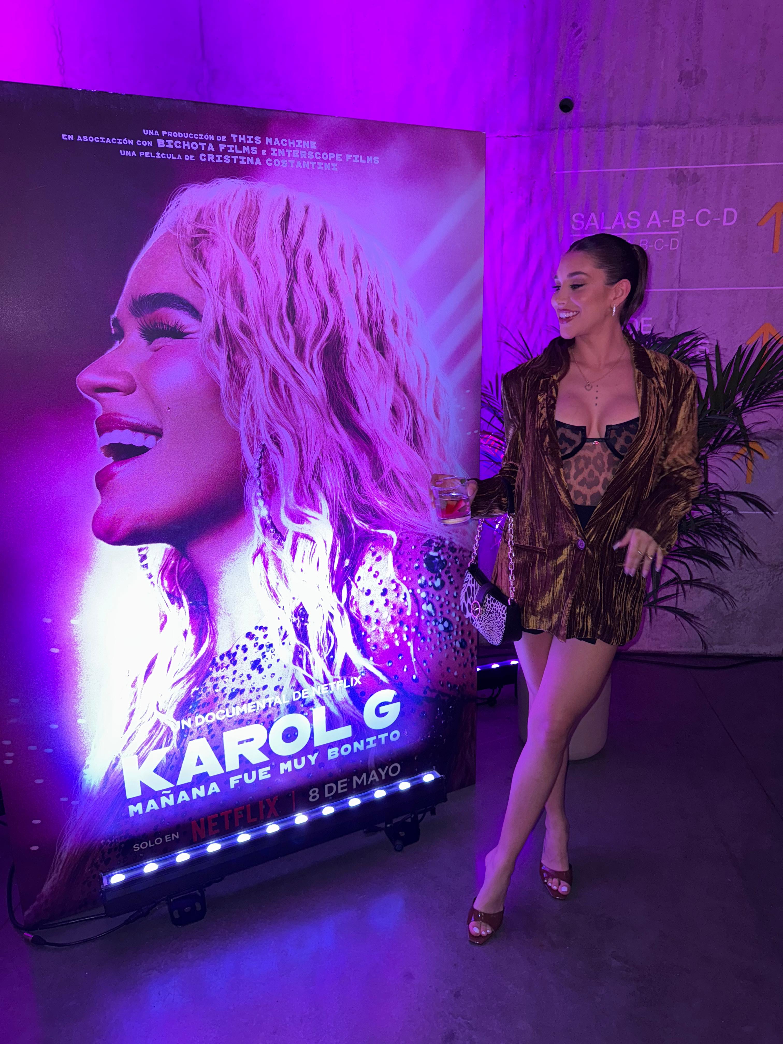 Mónica Zamora pudo conversar con el padre y la hermana de Karol G durante la fiesta privada luego del estreno del documental.