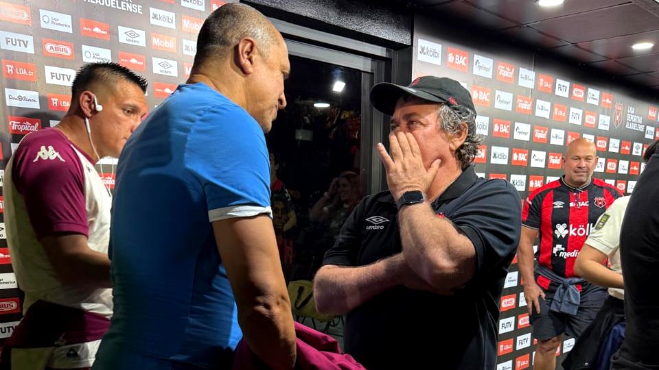 Tras disputar la final contra Alajuelense, Erick Lonis saludo y felicito a Óscar el Macho Ramirez.