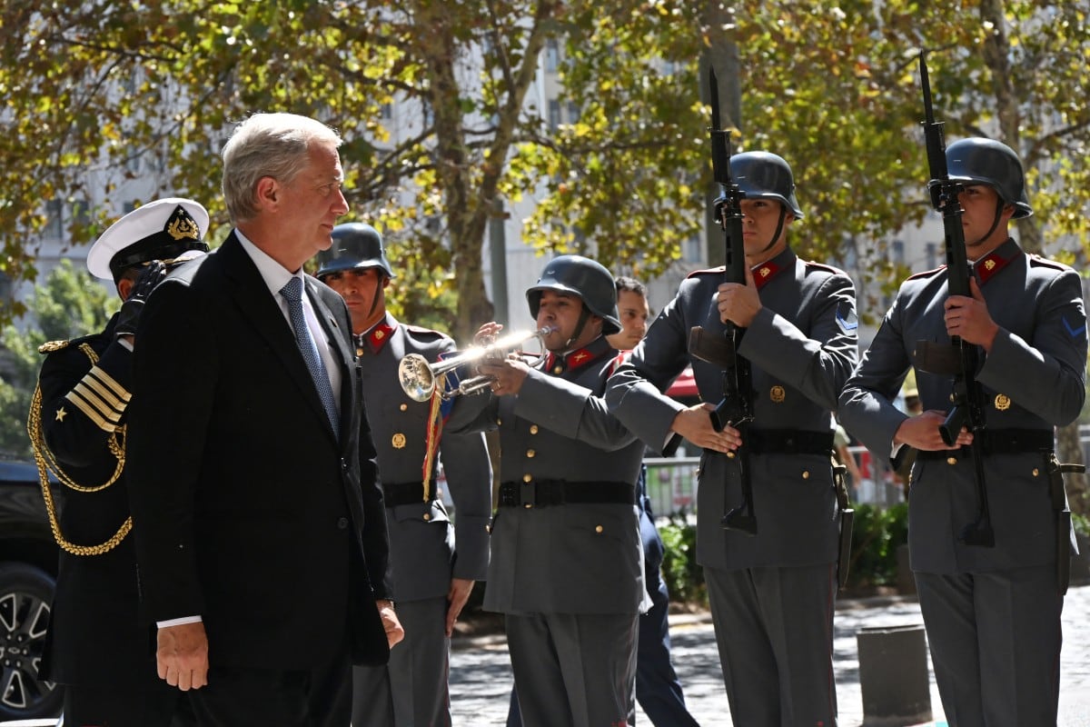 José Antonio Kast recibido con honores por guardia militar al inicio de su gobierno.