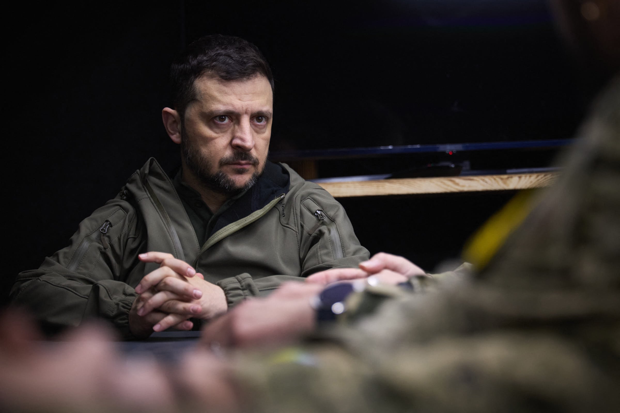 Esta fotografía muestra al presidente de Ucrania, Volodímir Zelenski, durante una reunión con oficiales de las Fuerzas Armadas de Ucrania en un lugar no revelado de la región de Donetsk, durante la invasión rusa de Ucrania.