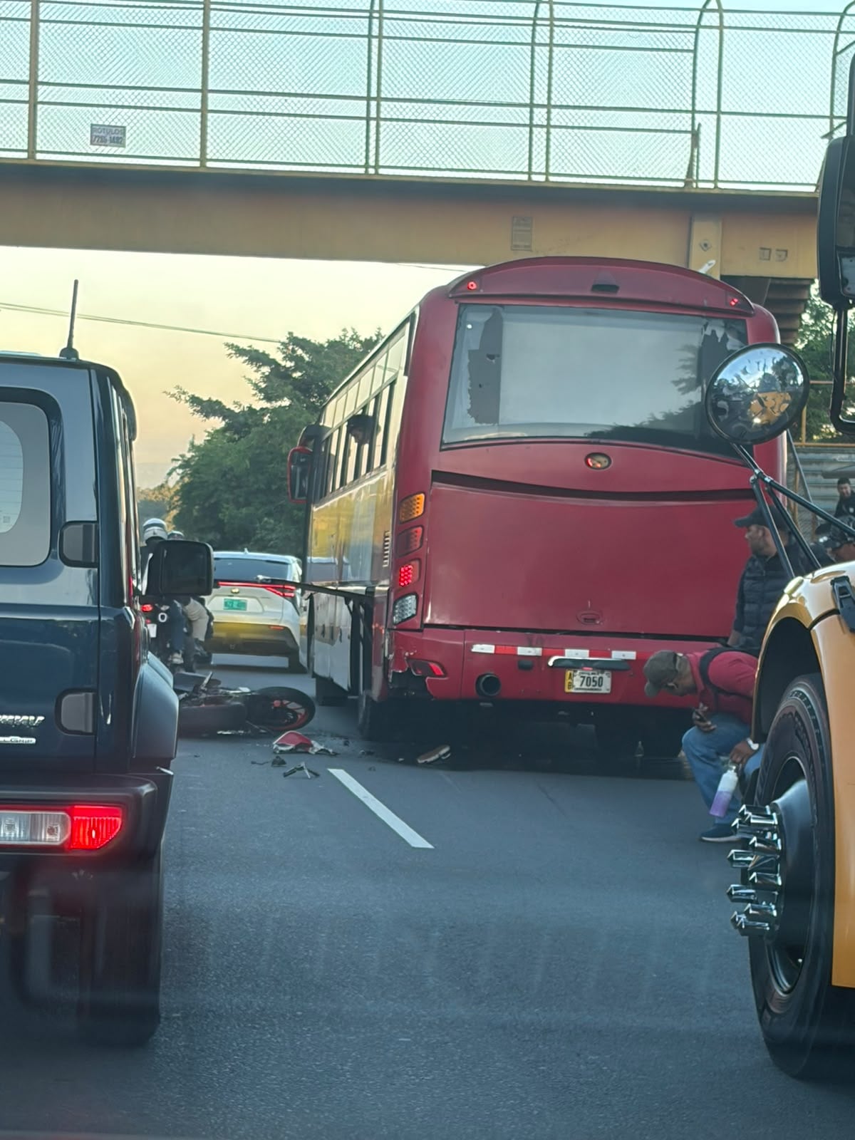 Choque entre autobús, automóvil y dos motos deja un fallecido en la Uruca en la autopista General Cañas.