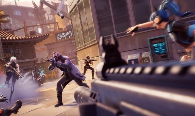 Jugadores enfrentándose en una intensa batalla dentro del juego Ballistic de Epic Games, con armas y estrategia en un entorno urbano futurista.