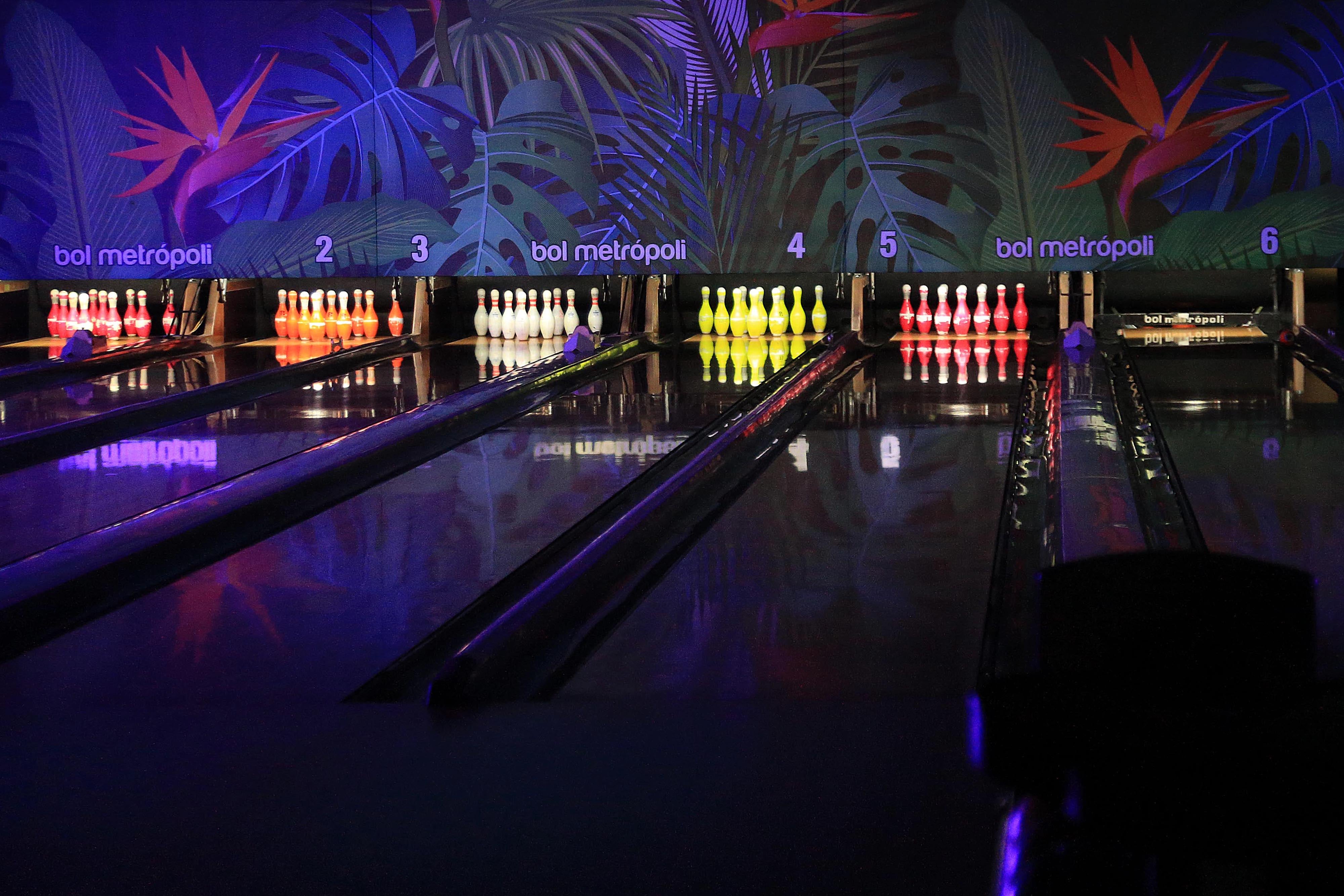 20/02/2024 Cartago. Boliche Metrópoli, en el primer piso del centro comercial Paseo Metrópoli, ofrece un ambiente para practicar el deporte de los bolos, disfrutar y compartir en familia o con amigos, jugar billar o futbolín y/o comer rico. Foto: Rafael Pacheco Granados
