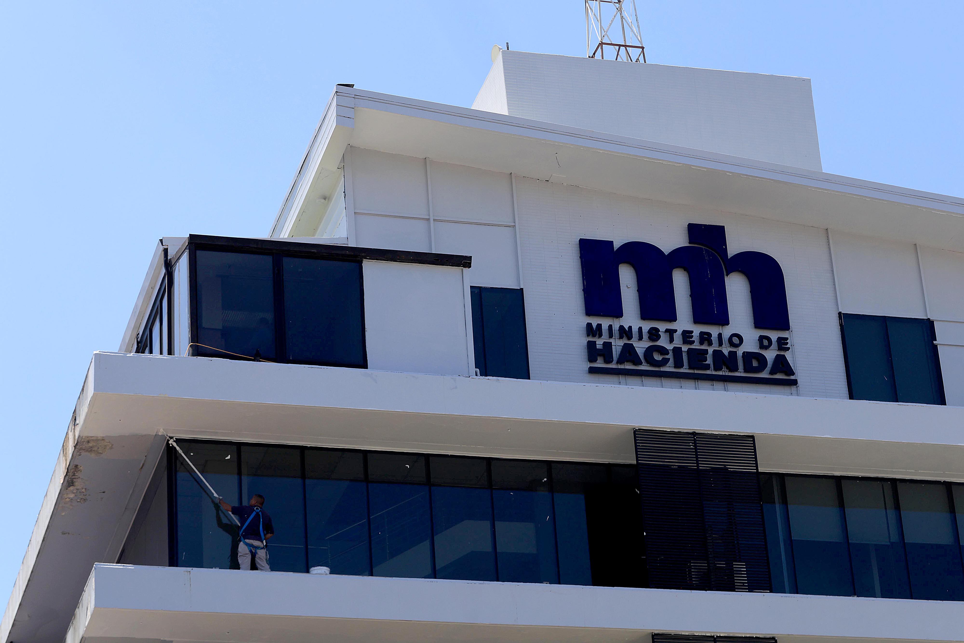 07/03/2024 San José. El edificio del Ministerio de Hacienda se remoza. Este jueves continuaban los trabajos pintura en las paredes externas. Foto: Rafael Pacheco Granadados