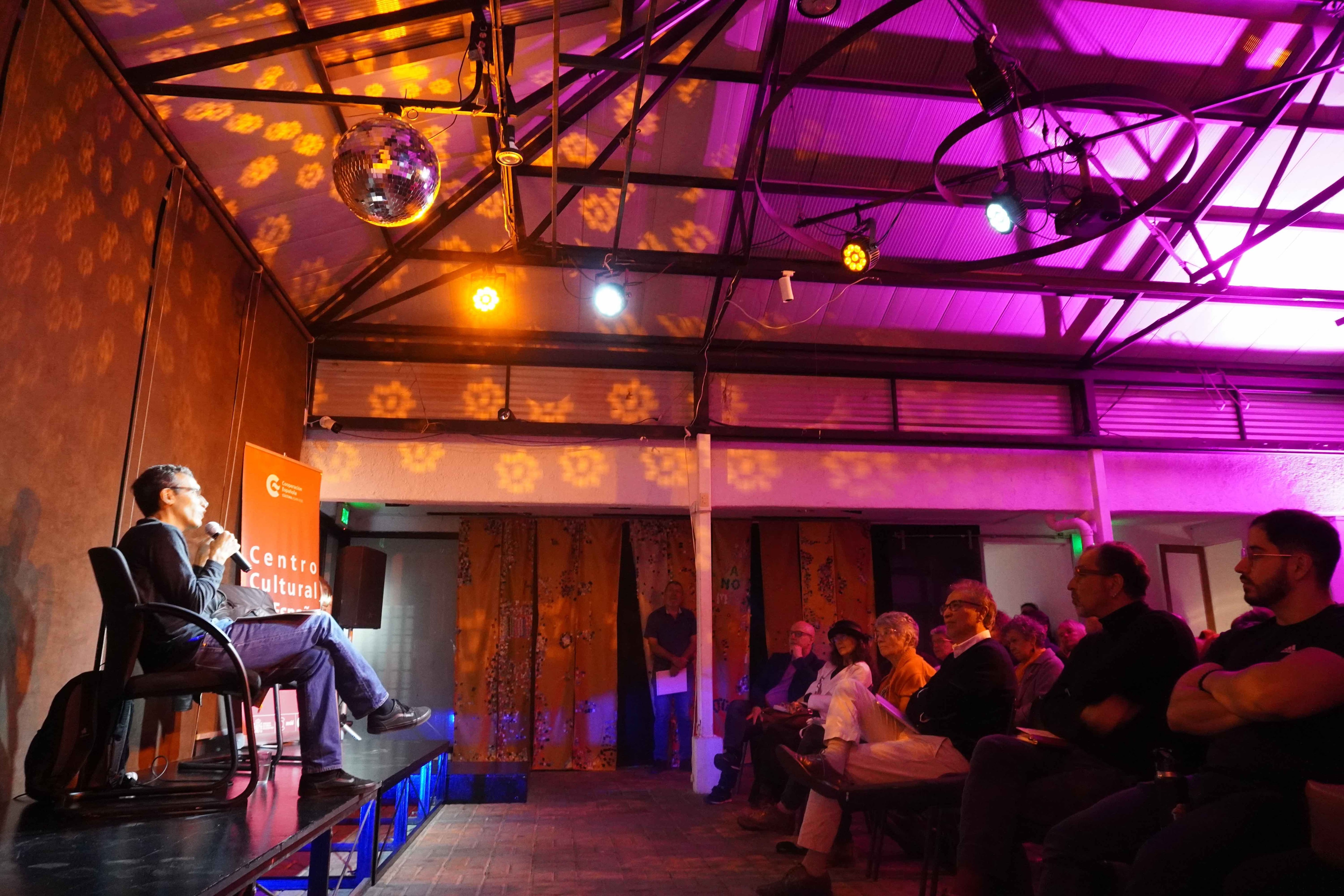 César Rendueles, autor de 'Comuntopía. Comunes, postcapitalismo y transición ecosocial' (2024) y 'Capitalismo canalla' (2015), en el salón principal del Centro Cultural de España.