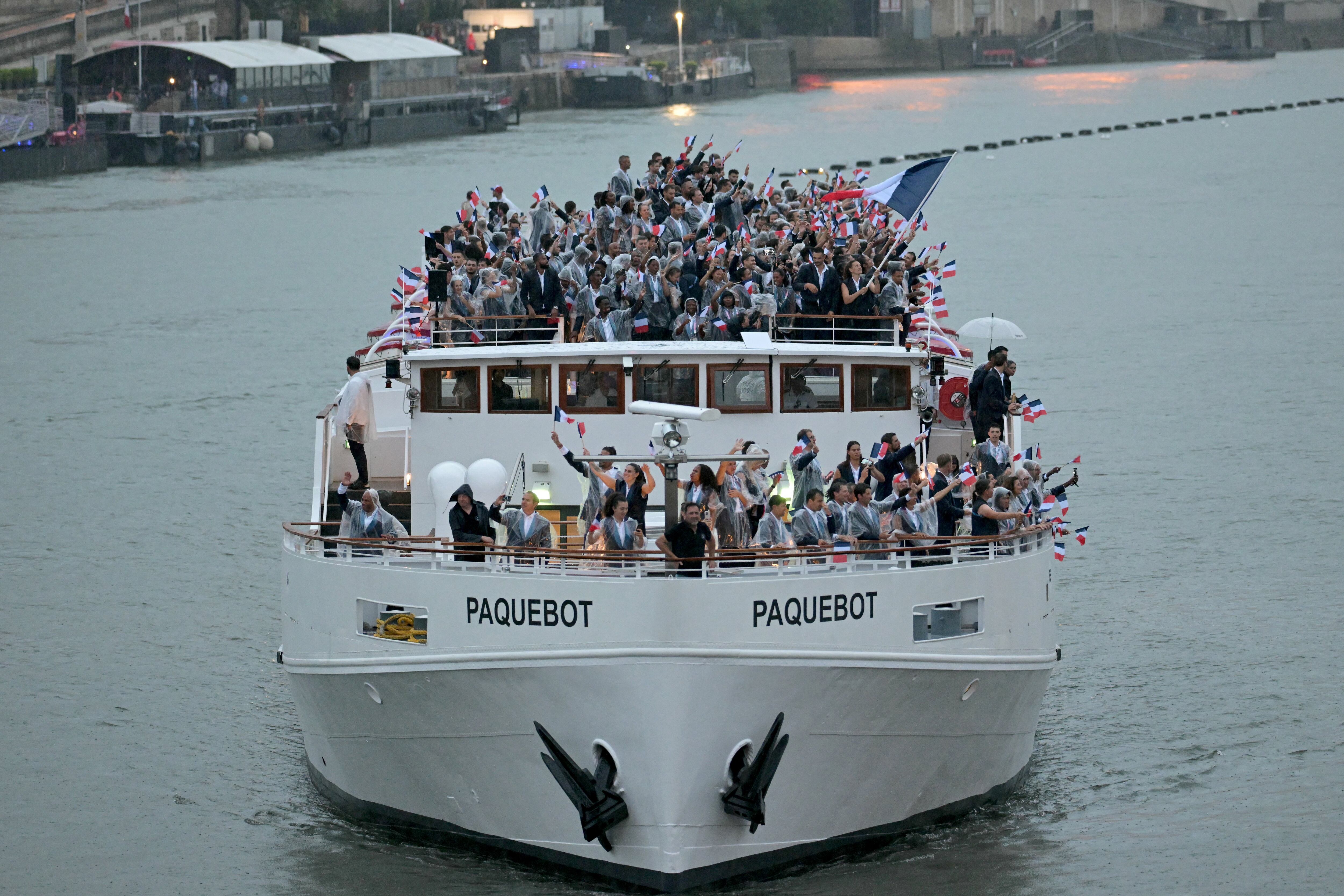 La delegación de Francia navega mientras es ovacionada en la inauguración de los Juegos Olímpicos de París 2024.