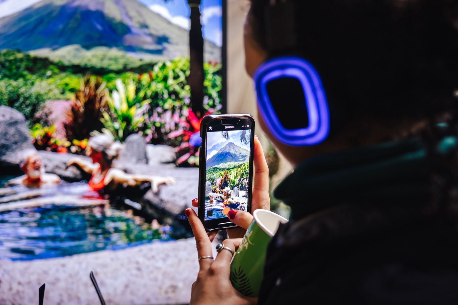 El iglú del ICT posee efectos de realidad aumentada para que los turistas visiten los principales destinos de Costa Rica.