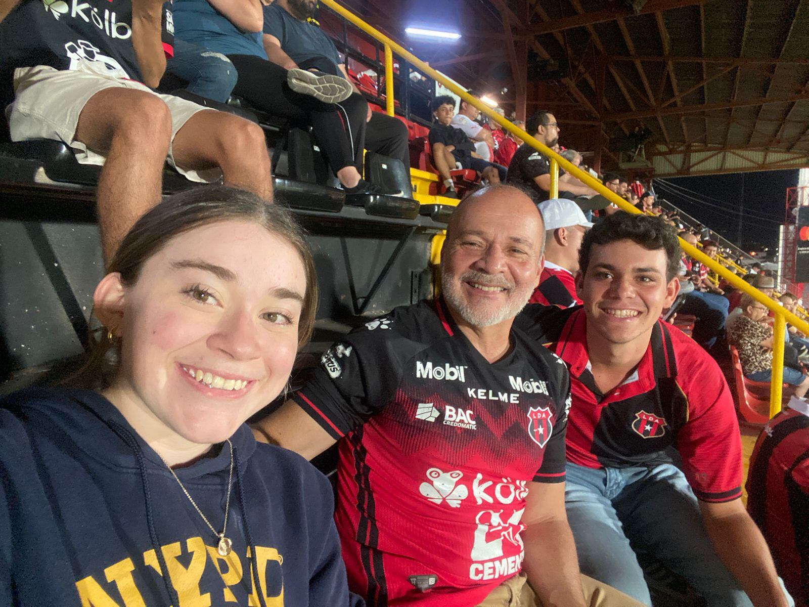 José Monge va al Estadio Alejandro Morera Soto desde niño. Ahí lo acompañan su prima Isabela y su tío Miguel.