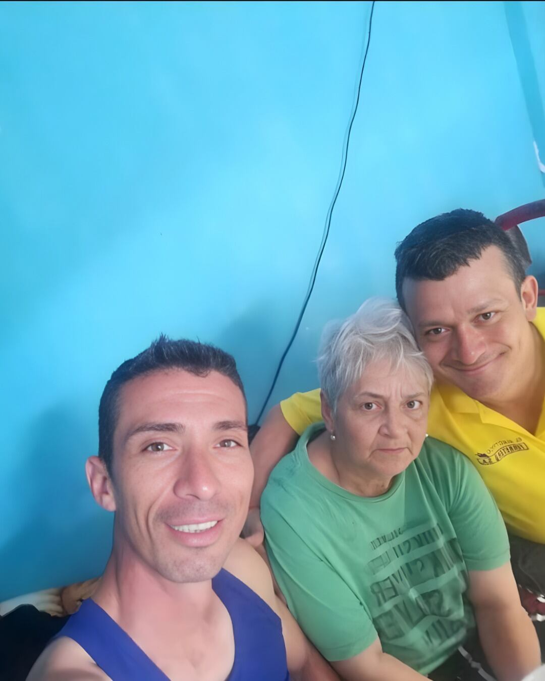 Álvaro trabajaba cada día con el sueño de regalarle una casa a su mamá, doña Vera, hoy acompañada por su familia.