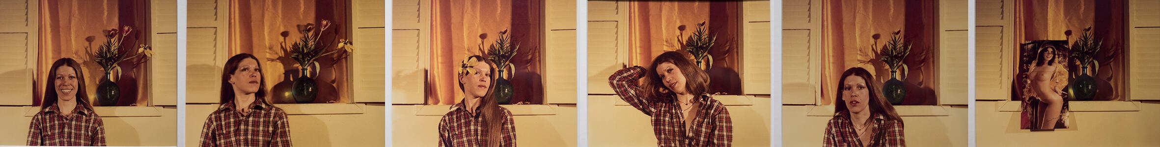 Autorretrato. Fotografías cromogénicas,1981.
La artista realiza autorretratos que refieren a su mundo íntimo, utilizando la narrativa lineal de la fotosecuencia clásica.