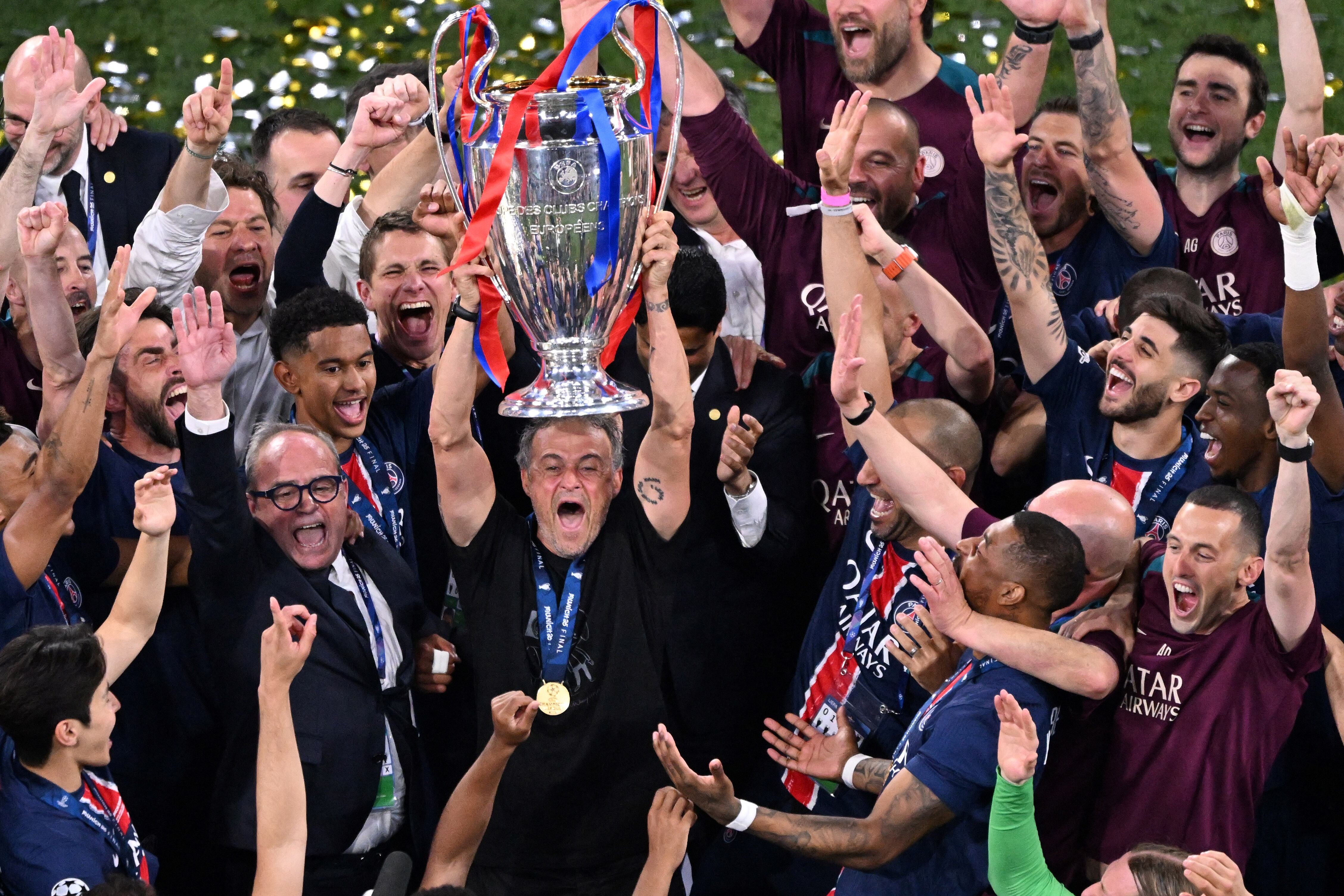 Luis Enrique levantando con el PSG la primera Champions League