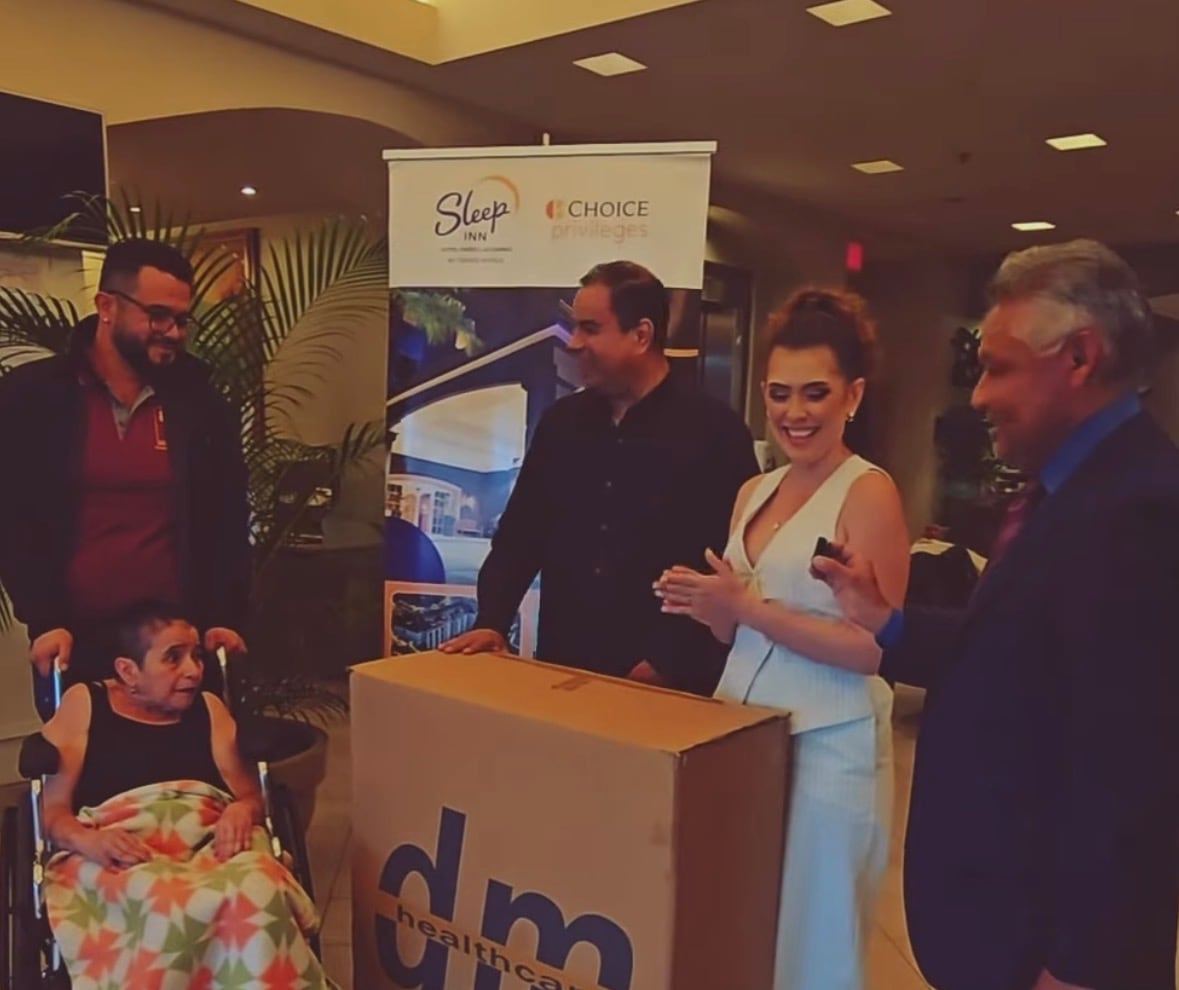 Melissa Alvarado y el Club Rotario de Puntarenas entregaron una silla de ruedas después de la Clásica Sol y Arena, como parte de los proyectos sociales de la competición.