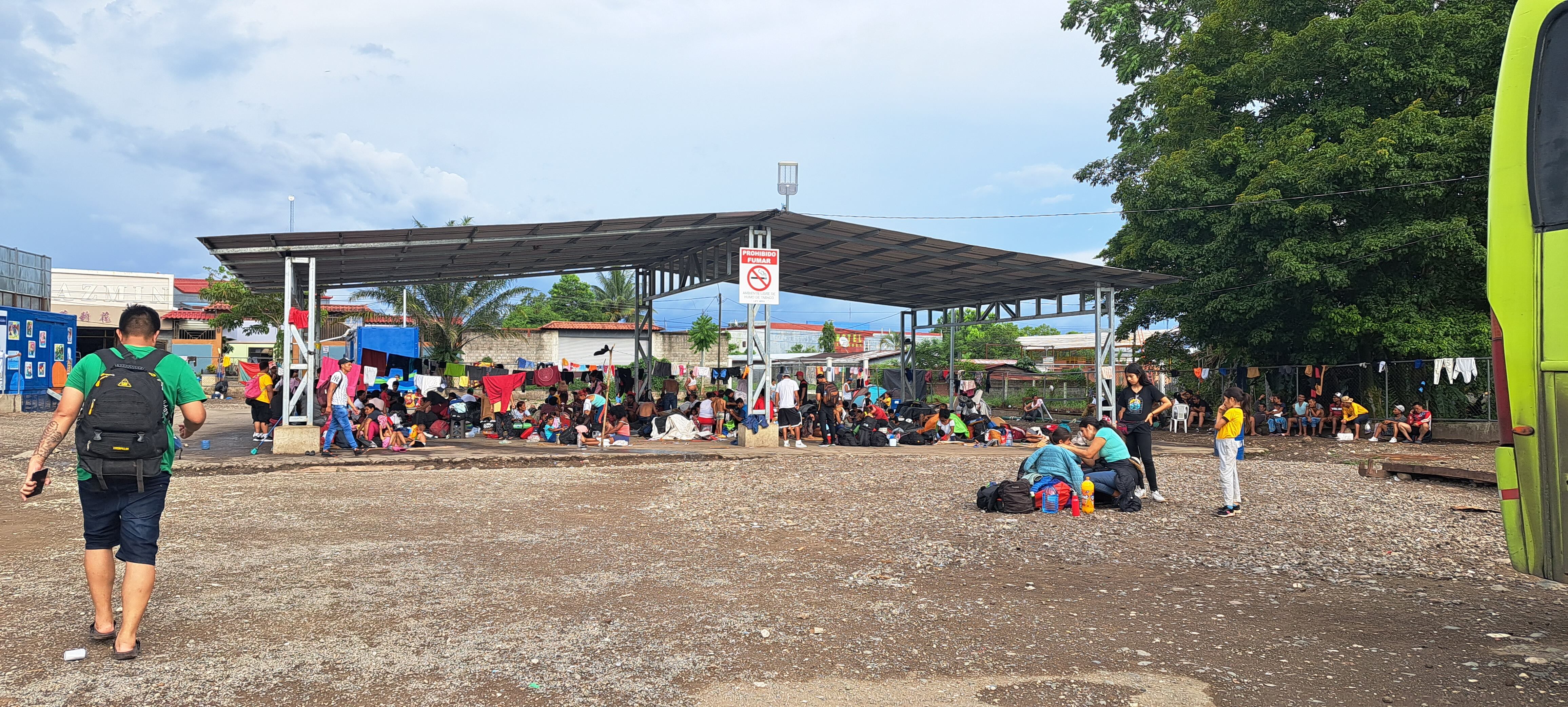 Un galerón sirve de refugio para cientos de familias que duermen sobre cartones mientras reunen dinero para seguir su viaje.