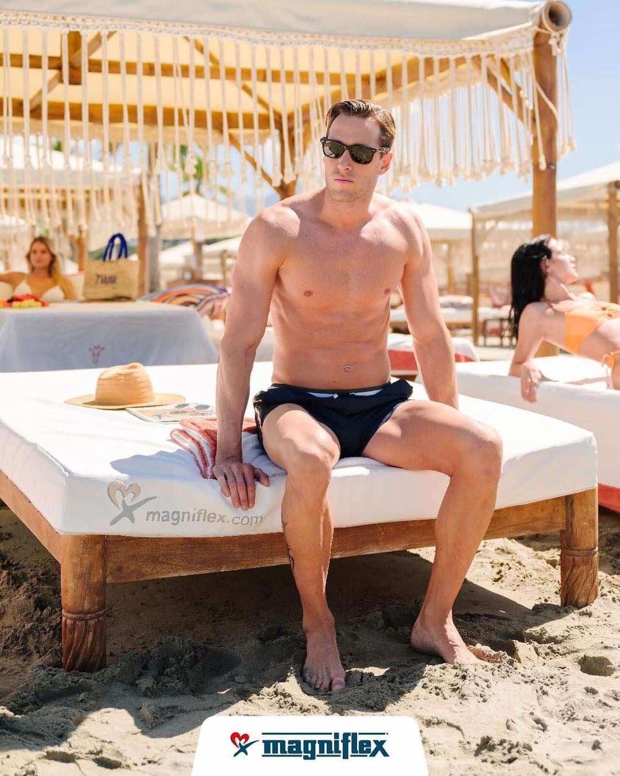 Alessio Lava realizó trabajos de modelaje en Italia, este es uno de los que hizo para una cadena de hoteles.