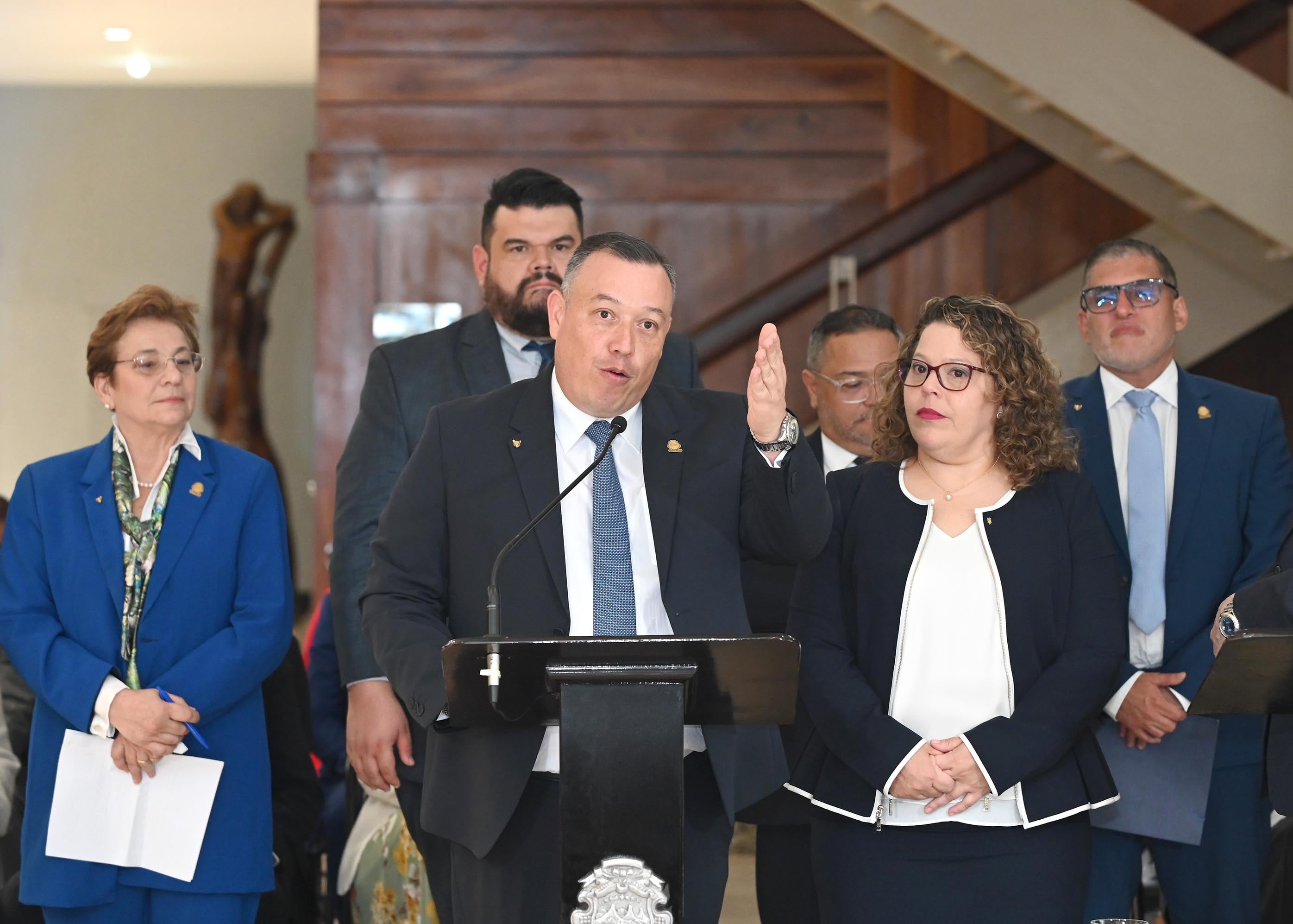 Presidente Chávez anuncia renuncia y sustitución de 5 ministros del gabinete.