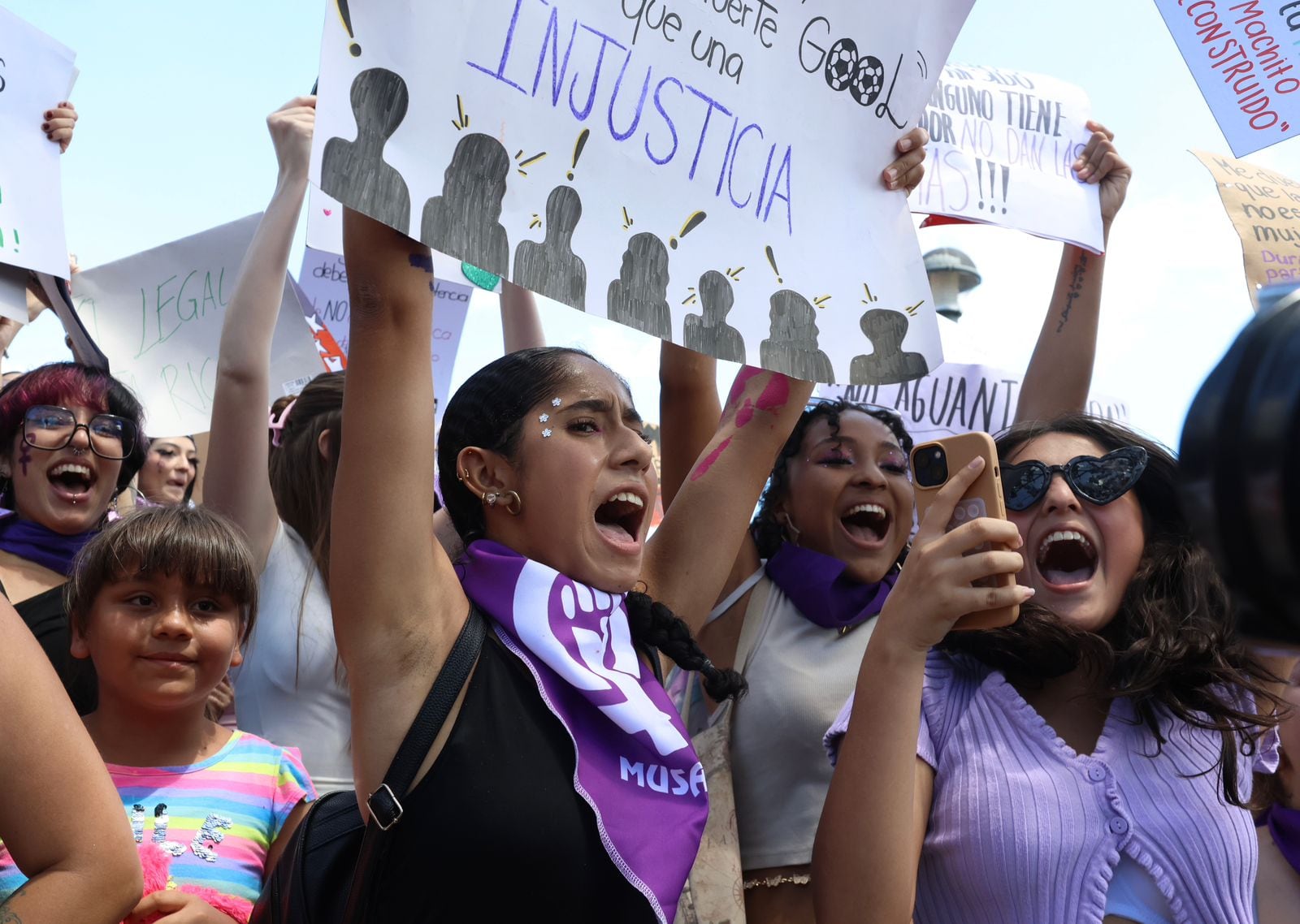 La piñata con la imagen de Rodrigo Chaves se colgó en un árbol frente a la Asamblea Legislativa.