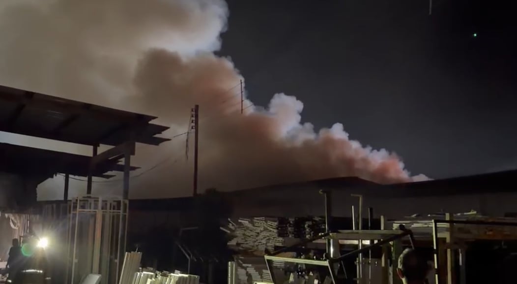 Un incendio en El Coco de La Guácima, Alajuela, afectó varias bodegas y provocó la evacuación de 11 personas durante la madrugada de este martes.