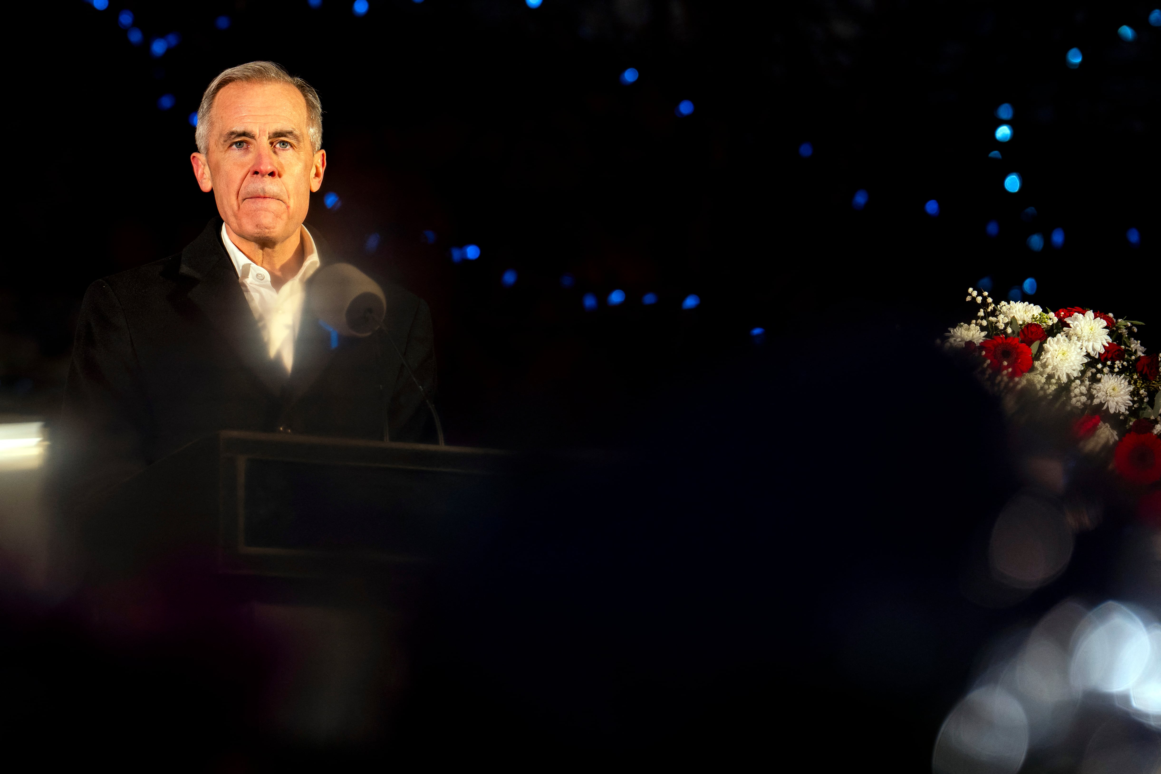 El primer ministro Mark Carney participó en una vigilia frente a la alcaldía de Tumbler Ridge, donde rindió homenaje a las víctimas.