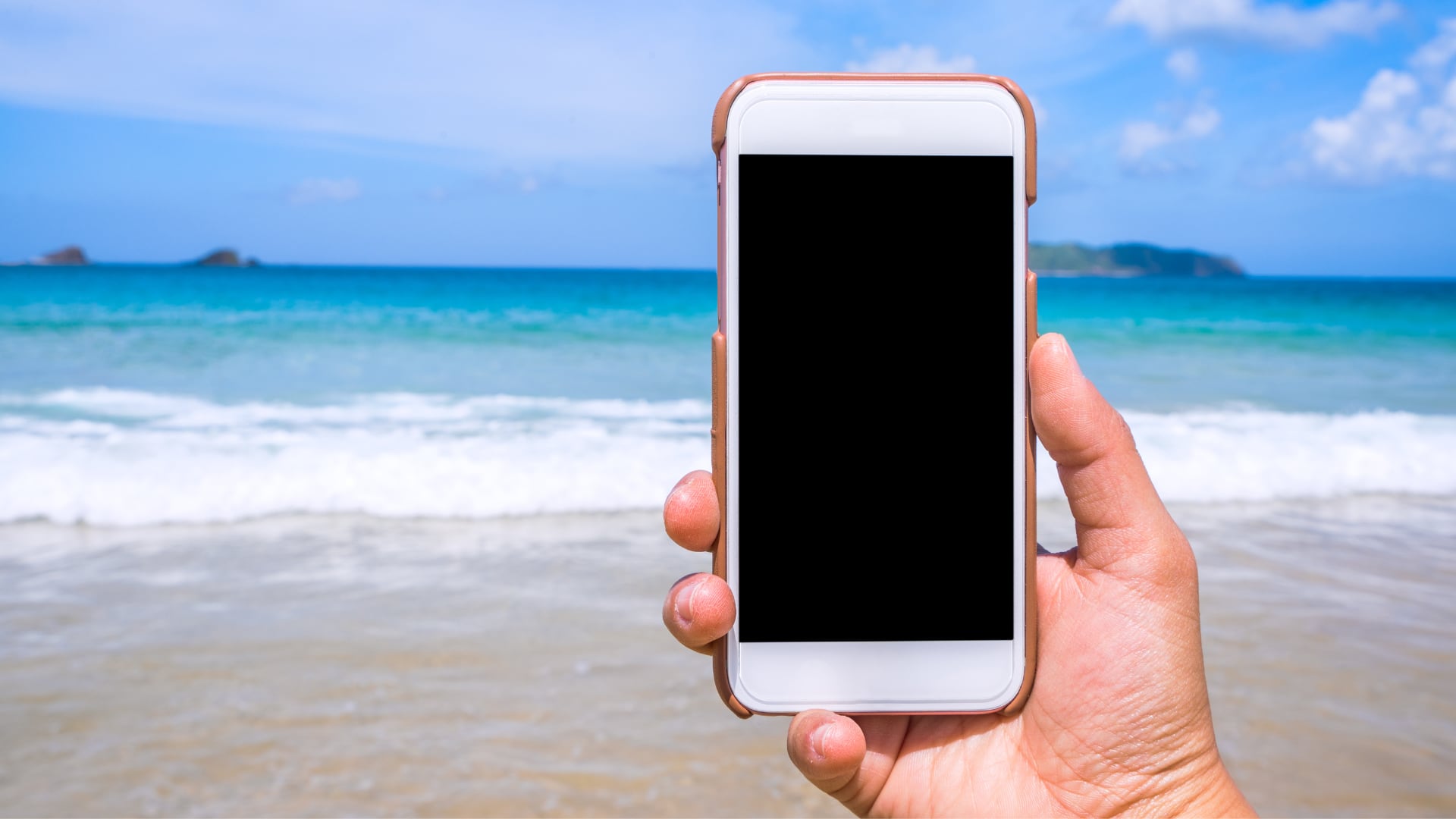 La caída de un celular al mar activa procesos de corrosión que continúan aun tras secarse. Apagarlo de inmediato y buscar asistencia técnica resulta clave para intentar salvarlo.