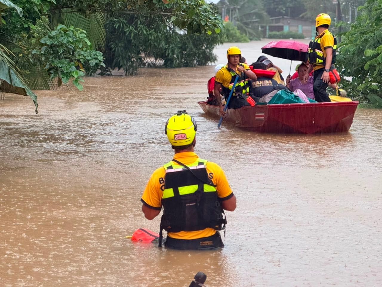 El Cuerpo de Bomberos también participó en labores de rescate.