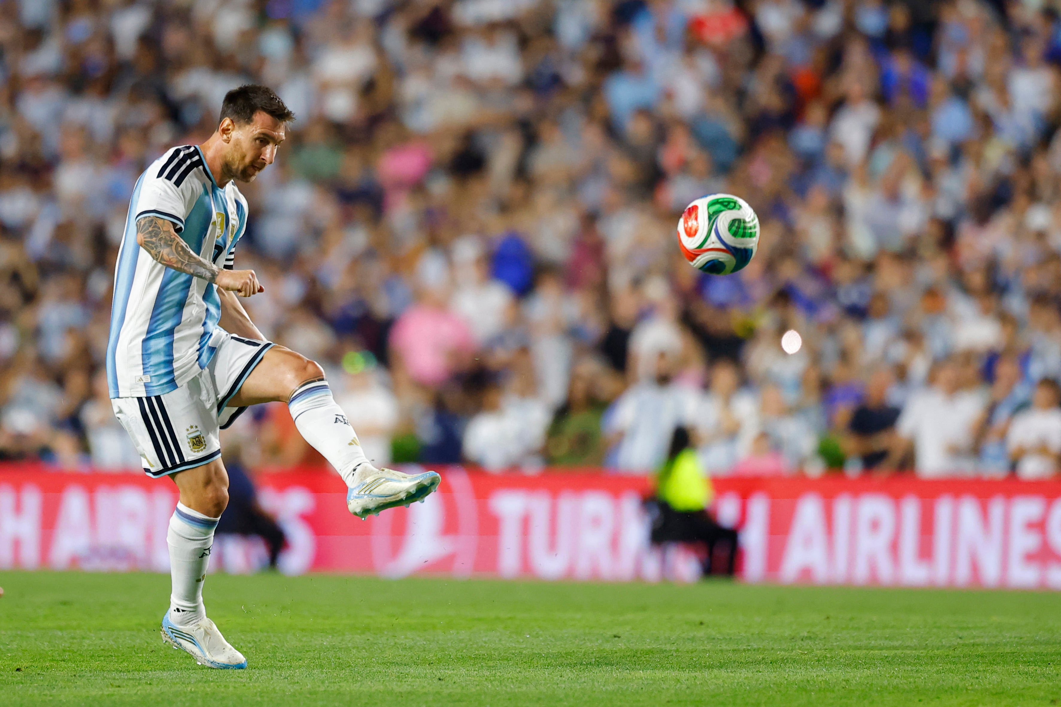Lionel Messi anota de penal en el partido amistoso de Argentina ante Islandia, previo al Mundial 2026.