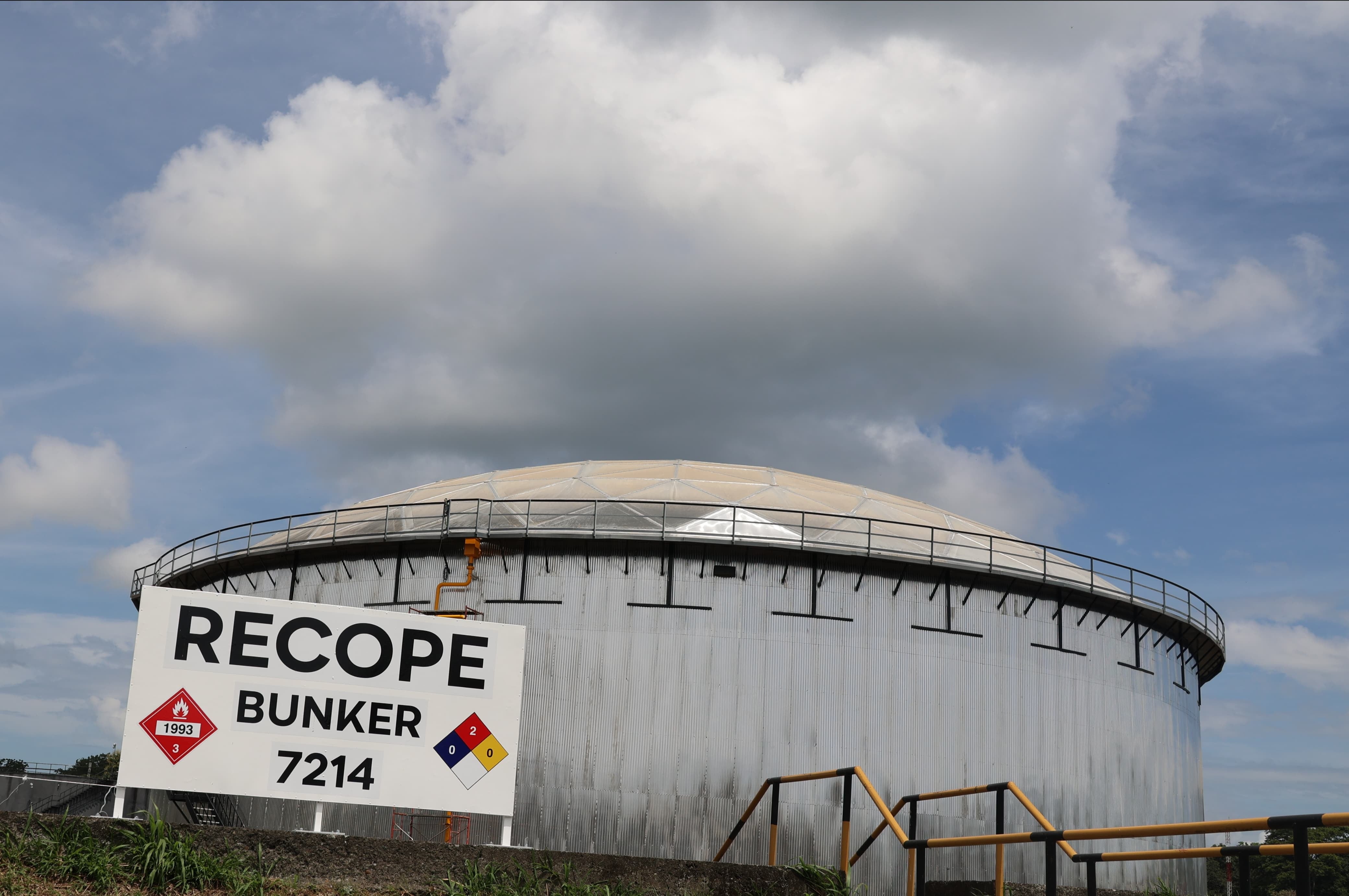 Cada tanque cuenta con una capacidad de 100.000 barriles de búnker. Los dos depósitos están situados en Moín, Limón. Fotografía: Cortesía Recope.