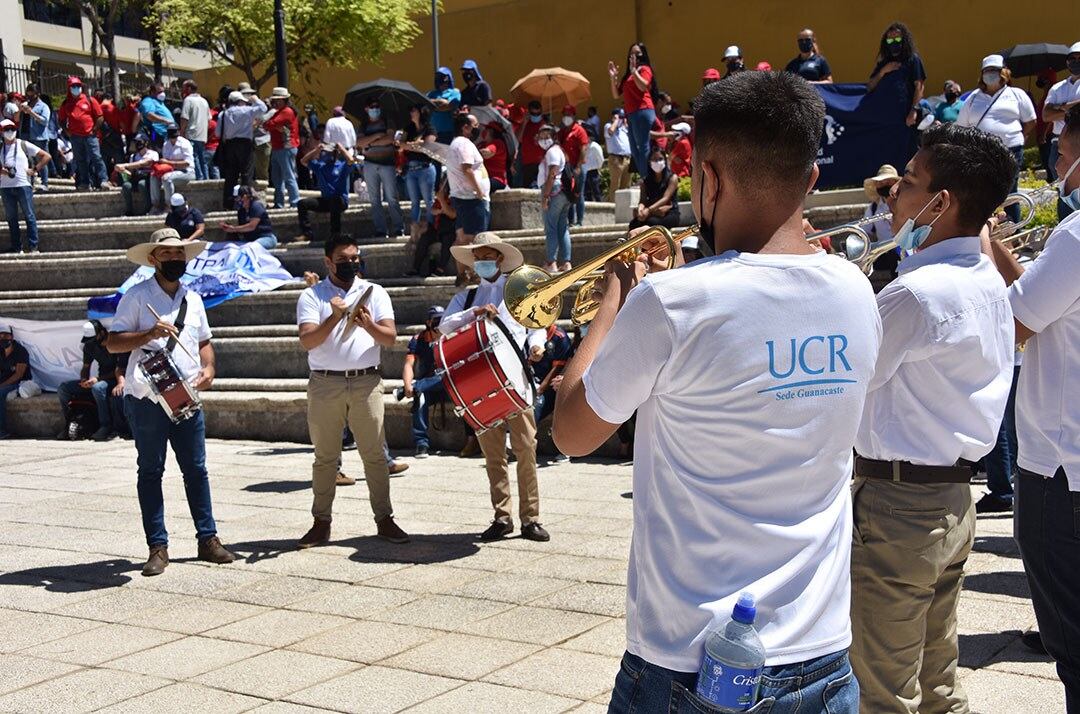 Estudiantes y trabajadores de las cinco universidades públicas del país, se manifestaron frente al edificio de la Asamblea Legislativa para demostrar que no quieren para nada que las universidades formen parte del proyecto de ley sobre empleo público. Con música, pancartas y gritos exigen que se les respete la autonomía universitaria.