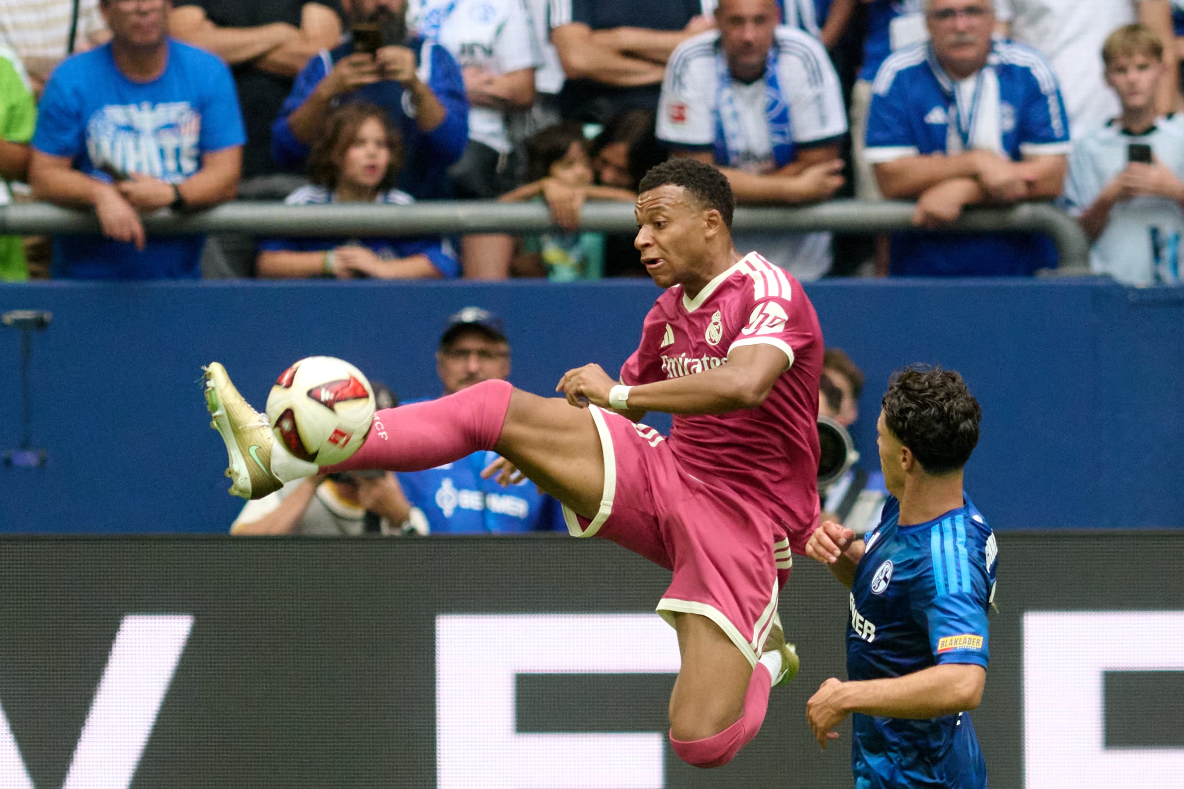 Kylian Mbappé controla la pelota en el amistoso entre el Real Madrid y el Schalke 04, disputado este 16 de agosto en la ciudad alemana de Gelsenkirchen.