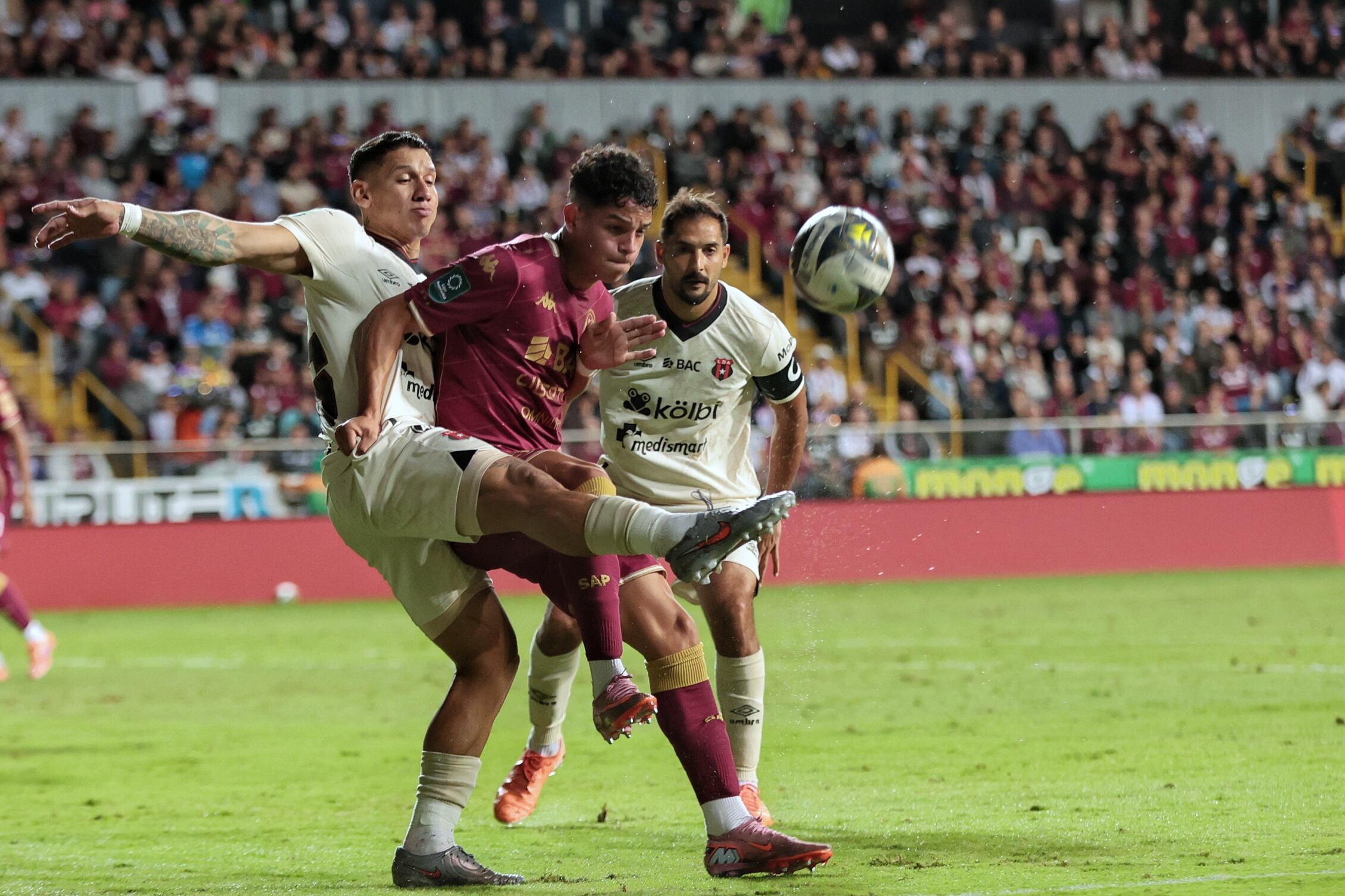 17/12/2025 / partido de ida entre Deportivo Saprissa vs Liga Deportiva Alajuelense por el partido de ida de la final del Torneo apertura de la Liga Promerica 2025 en el estadio Ricardo Saprissa / foto John Durán