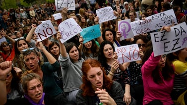¿Puede convertirse un beso en la mano en agresión sexual? Justicia española lo decidió así