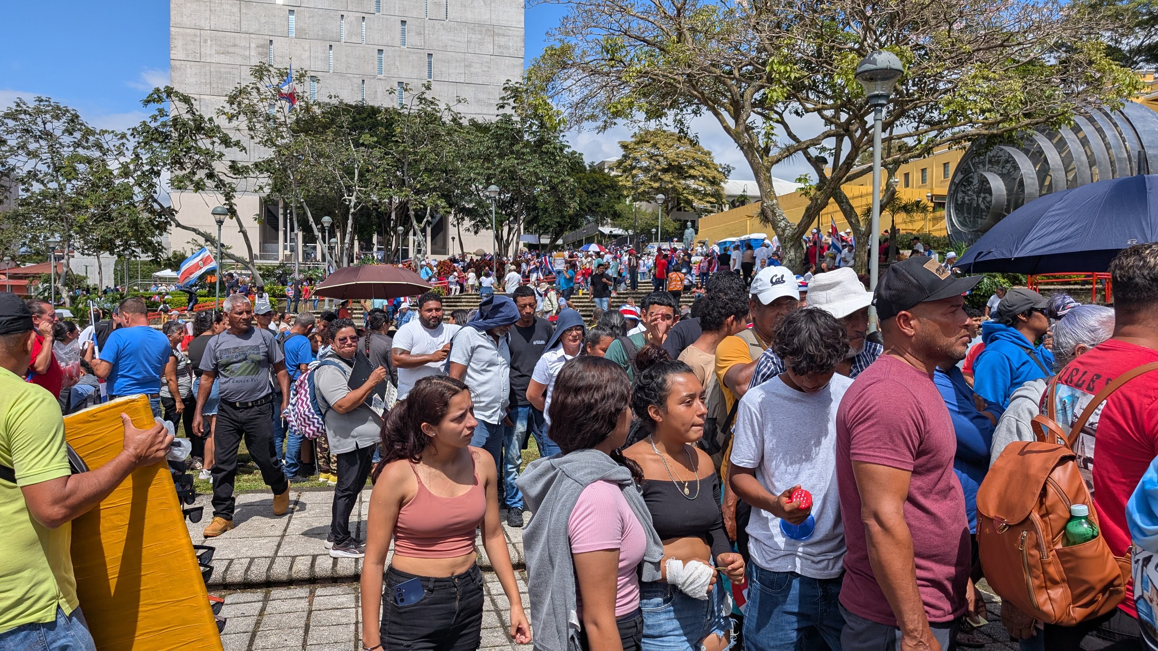 Después del mitin, decenas de personas hicieron largas filas para obtener uno de los almuerzo gratuitos que se estaban repartiendo.