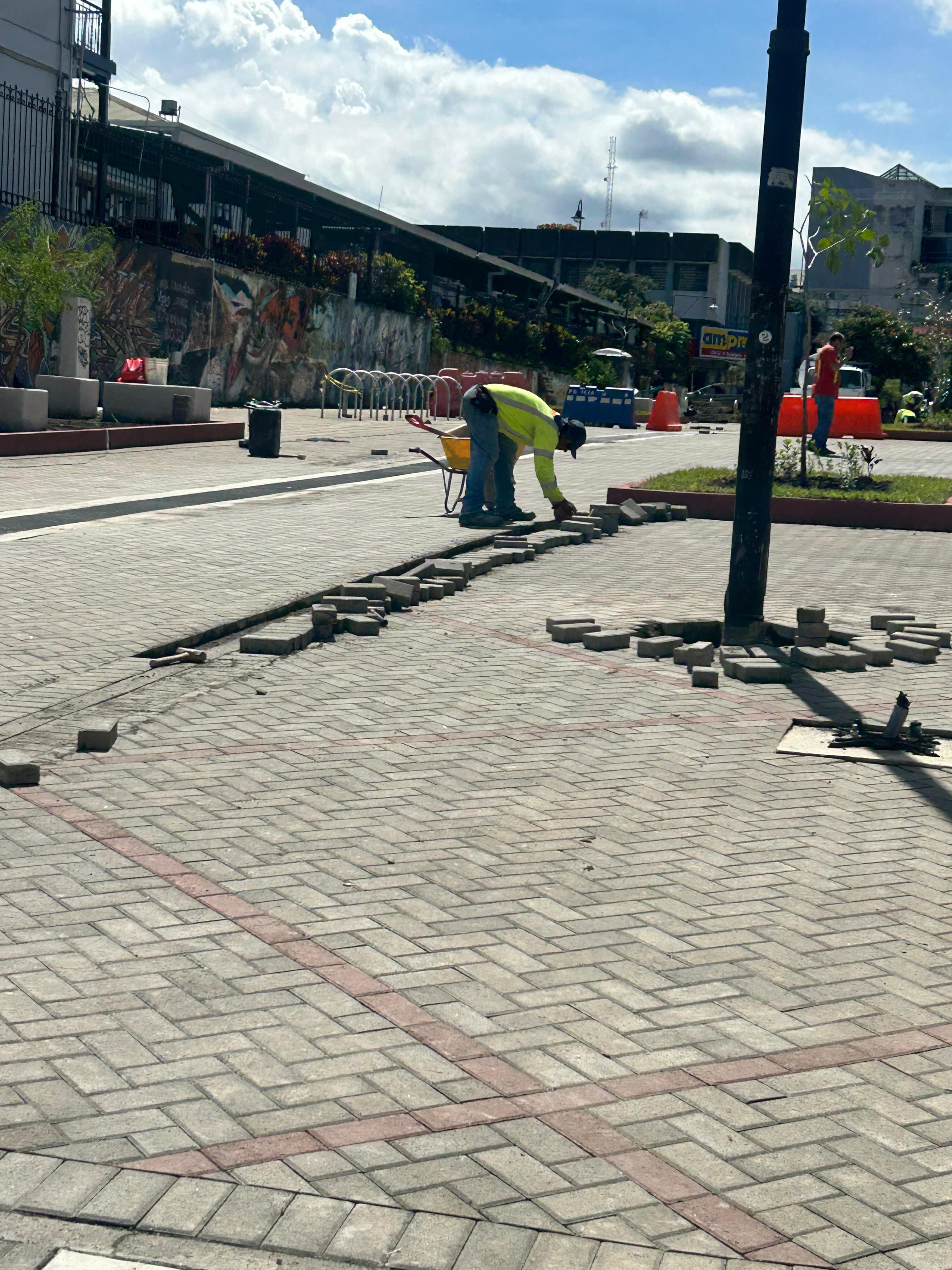 Trabajadores de la empresa Pedregal colocaban adoquines faltantes en la ampliación del bulevar de la avenida central, el pasado 12 de agosto.