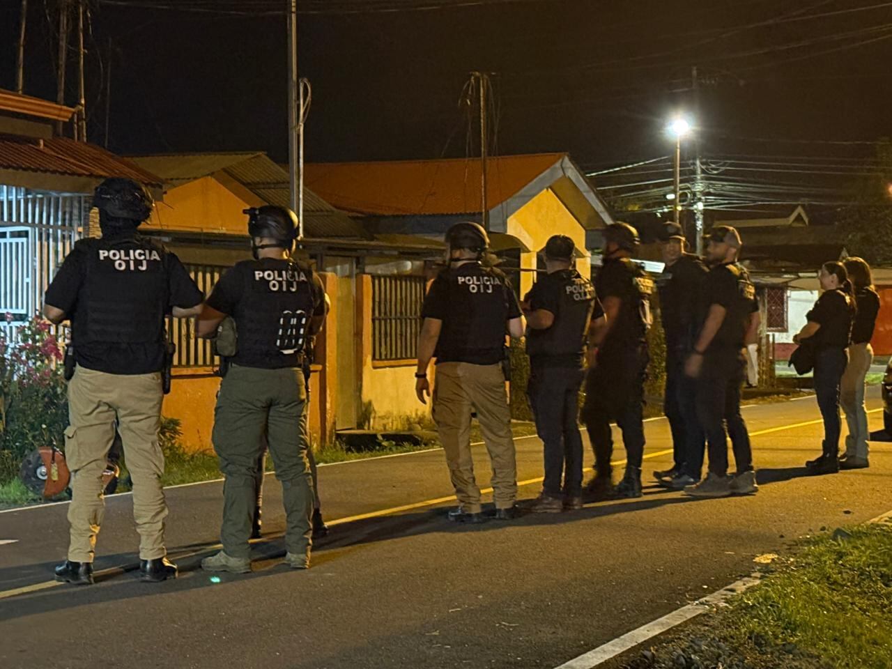 Agentes del OIJ de Batán y la Fiscalía allanaron cuatro sitios como parte de la investigación por el intento de homicidio de un oficial de la Fuerza Pública.