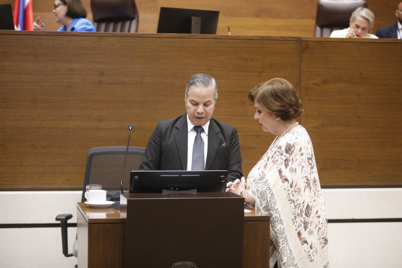 Róger Madrigal, presidente del Banco Central, brindó este jueves su informe anual ante el plenario legislativo. La oficialista Pilar Cisneros conversó con el jerarca.