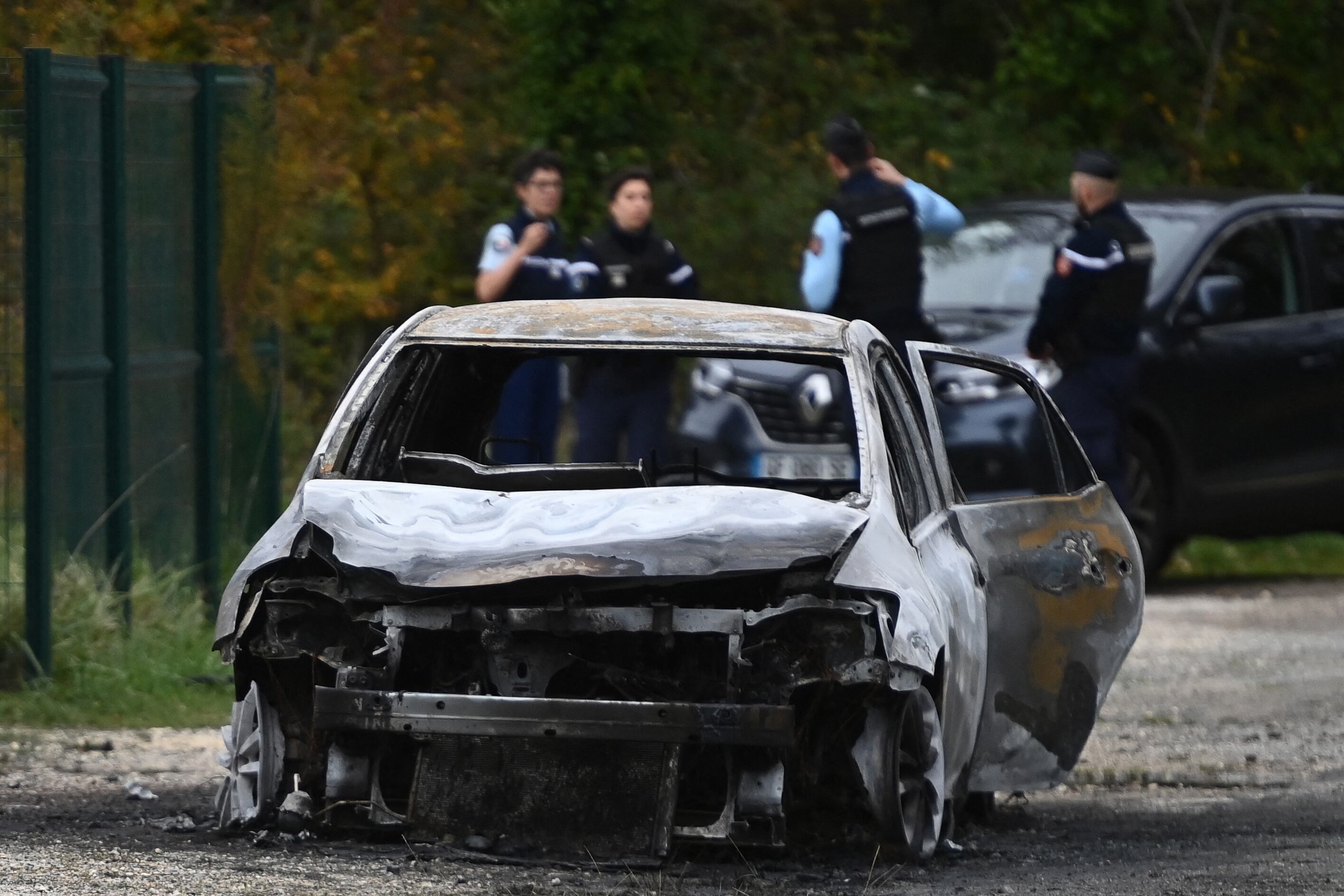 Agentes de la gendarmería francesa acordonan la zona donde se encontró un coche calcinado en Saint-Pierre-d'Oléron el 5 de noviembre de 2025, tras un incidente en el que un coche atropelló a peatones y ciclistas en la isla francesa de Oléron, en el Atlántico.