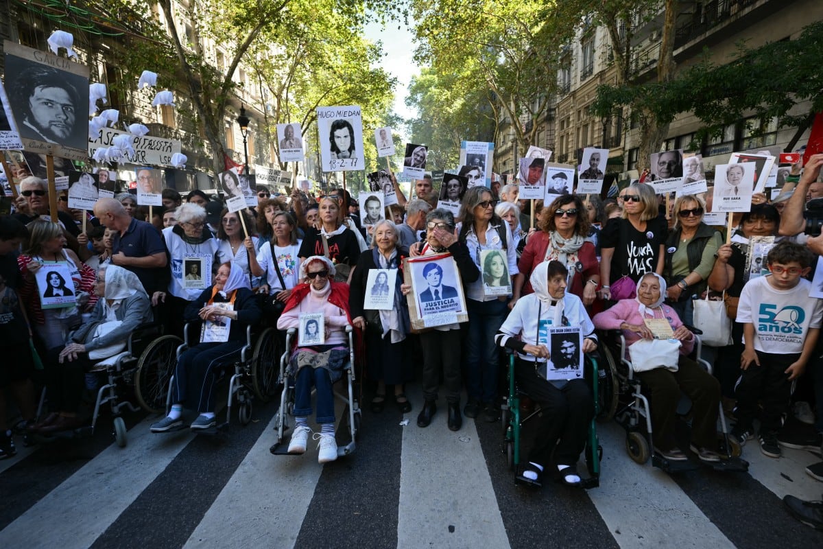 Miembros de las Madres de la Plaza de Mayo protestan con afiches de las personas desaparecidas durante la dictadura argentina.