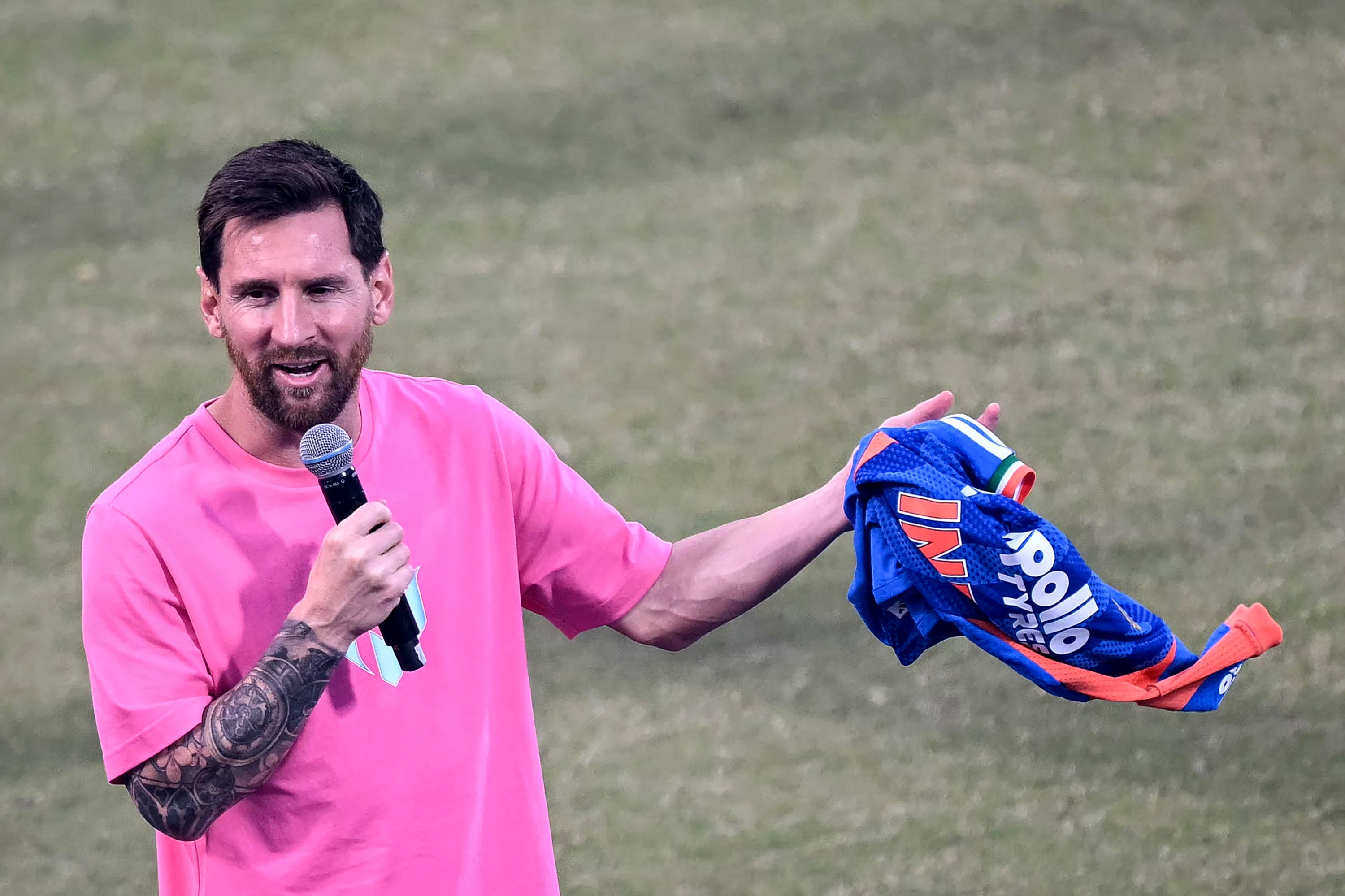 Lionel Messi se dirige a los aficionados en el estadio Arun Jaitley de Nueva Delhi, India, durante un tour de exhibición el pasado 15 de diciembre.