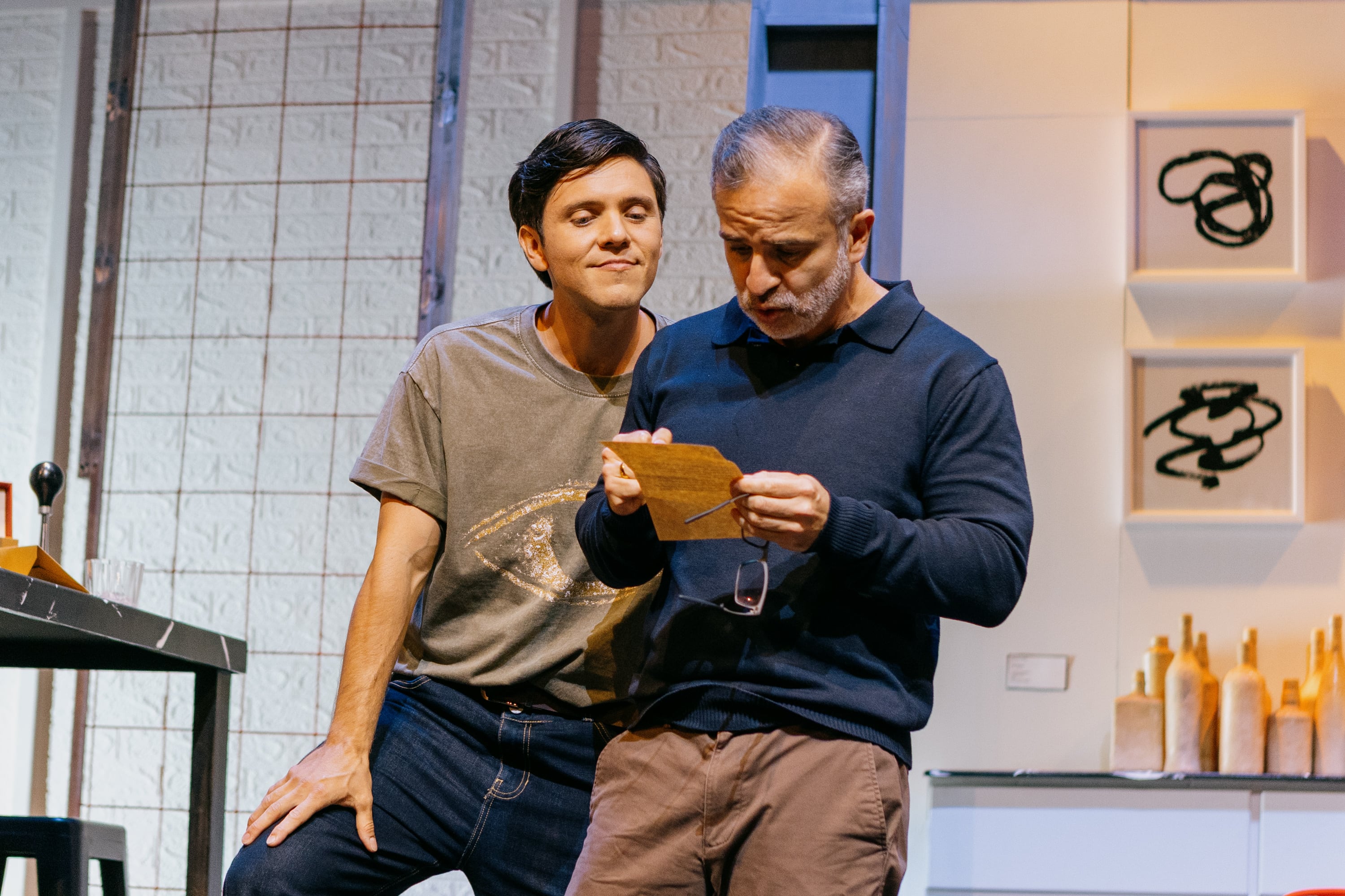 Lo que inicia como una comedia da un giro hacia rincones más oscuros, hasta generar incomodidad en el espectador. Esto es Bajo Terapia, en el Teatro Espressivo.