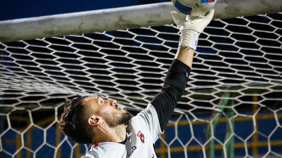 Washington Ortega resguarda el marco de Liga Deportiva Alajuelense contra Managua FC, en Nicaragua.