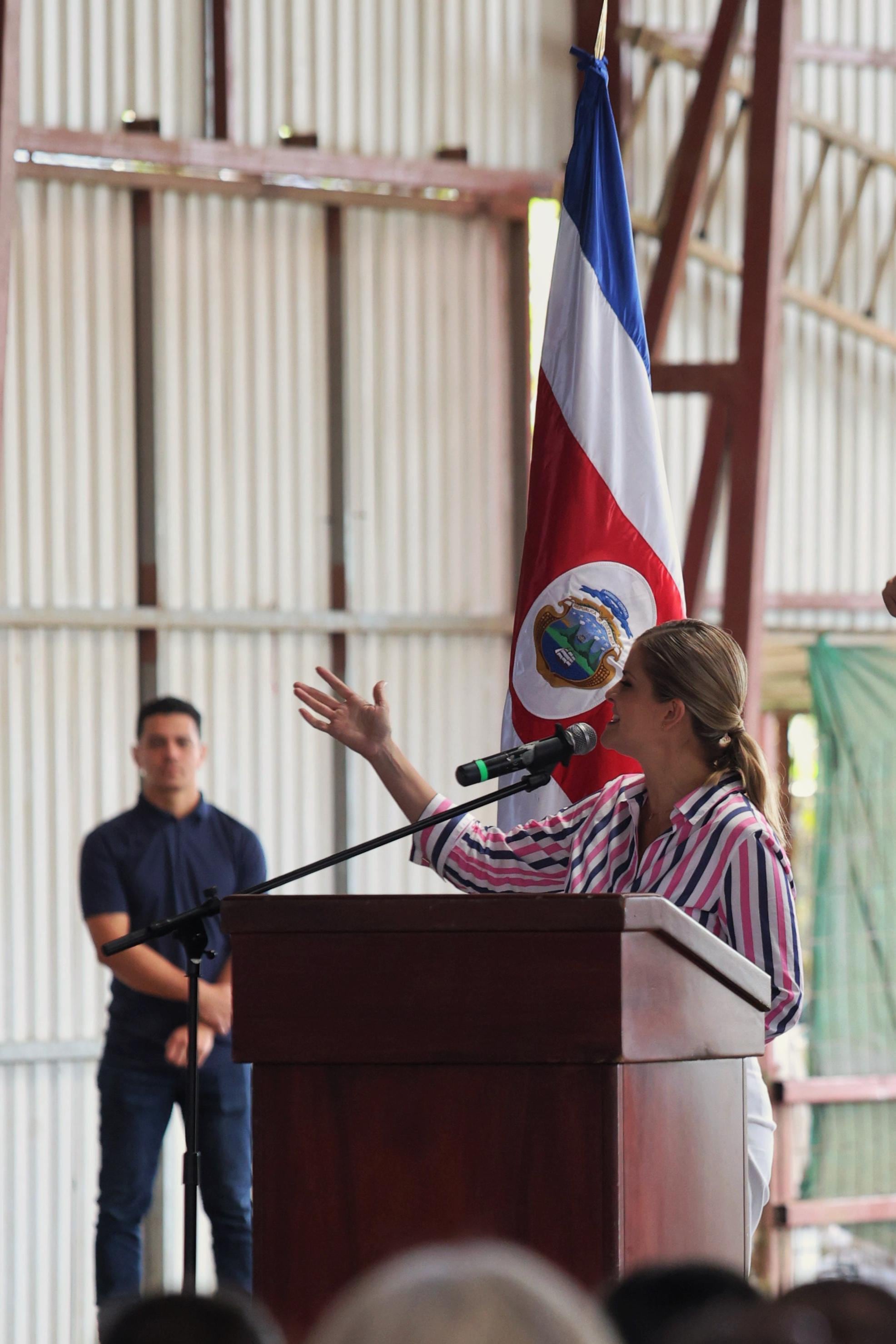 La presidenta Laura Fernández, junto al ministro de Agricultura Juan Gabriel Ramírez, asistieron a Campo de Ayala, en Cartago, a celebrar el Día del Agricultor.