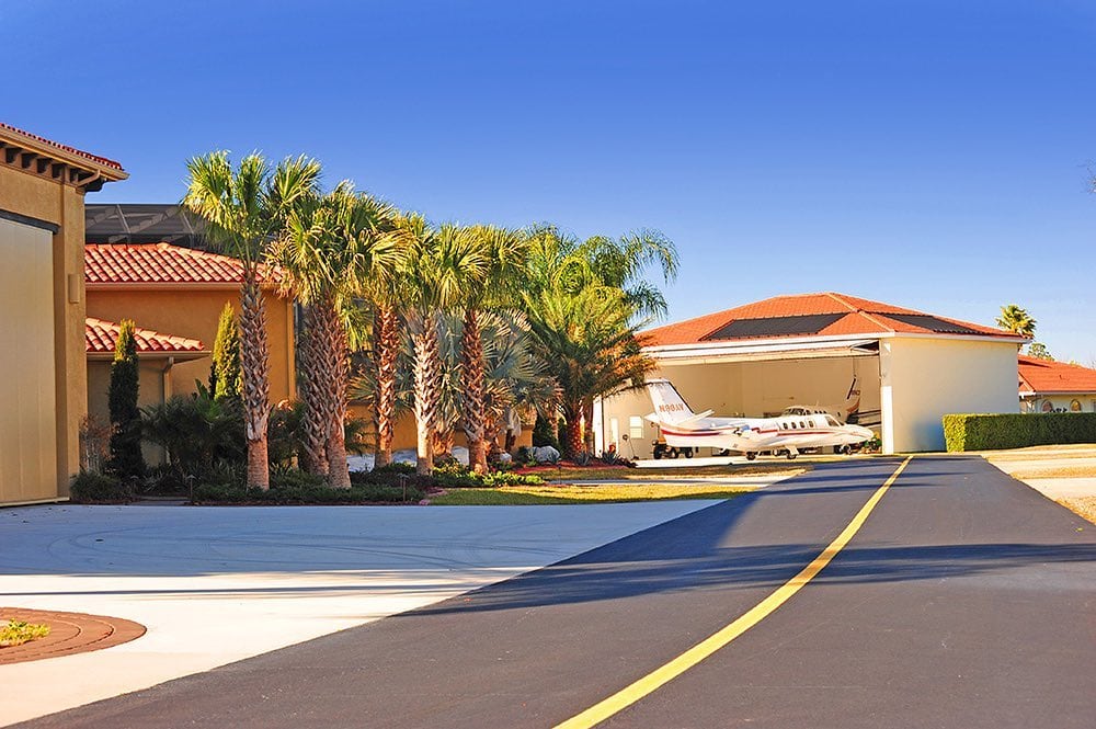 En Spruce Creek, Florida, las viviendas incluyen hangares y las calles sirven como rutas de rodaje para aeronaves privadas.