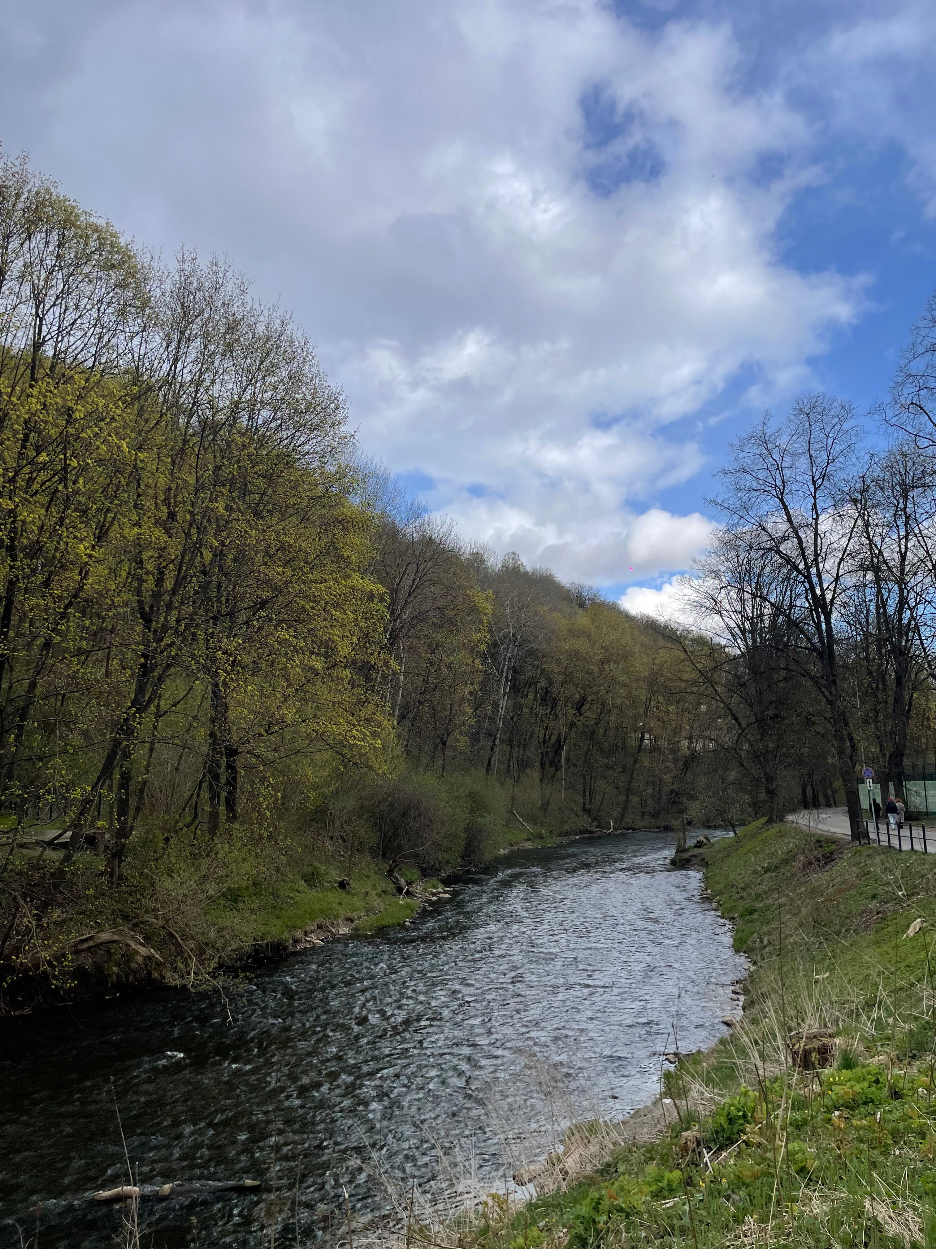 El río Vilnia fluye a través de la vieja ciudad de Vilna y hacia el río Neris, paisaje principal entre lo moderno y lo clásico.