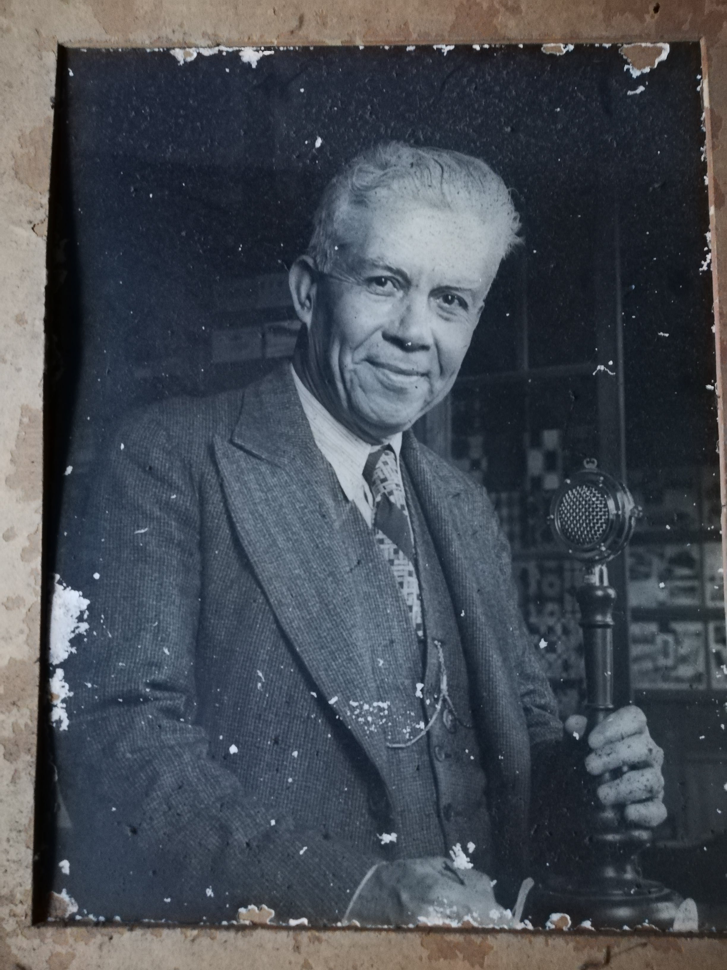 En 1923 un costarricense, Amando Céspedes Marín, recibió las primeras señales radiales de onda corta de la historia de Costa Rica