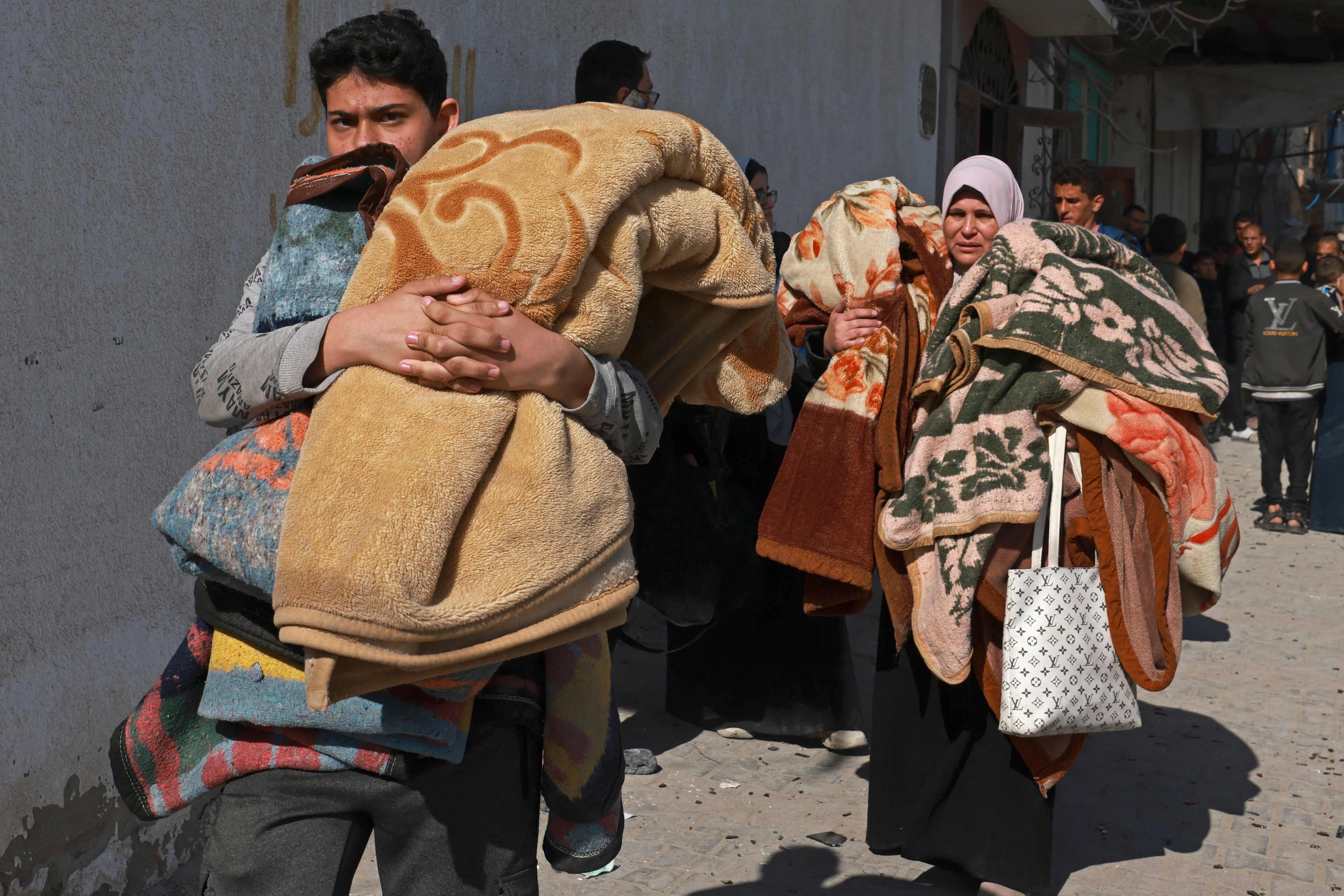 Miles de palestinos que viven en Gaza buscan desesperadamente poder salir del territorio que recibe constantes ataques por parte de Israel con el objetivo de aniquilar a Hamás.