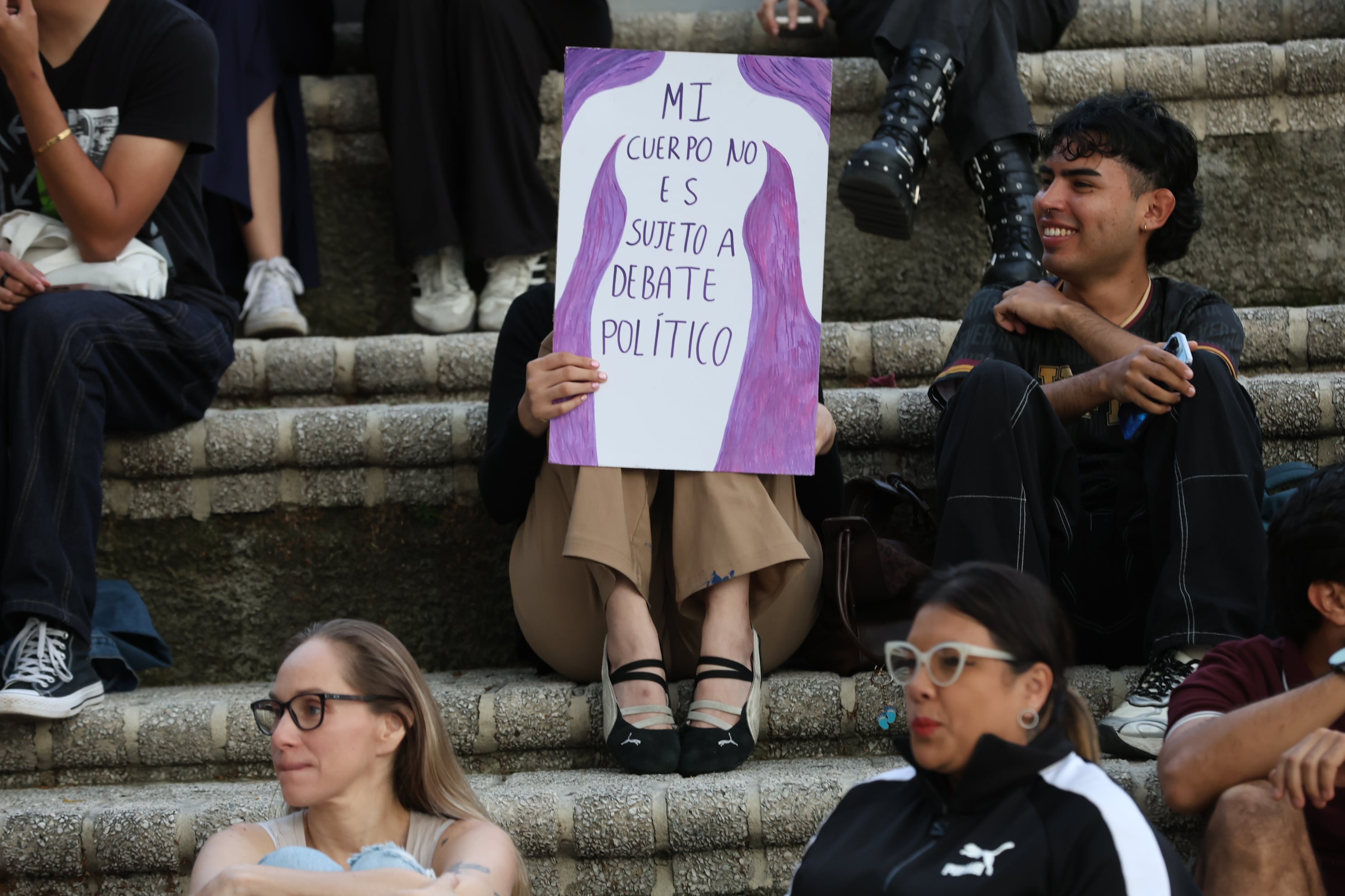 Plantón de grupos feministas contra el retroceso de los derechos de las mujeres en la plaza de la Democracia / foto John Durán