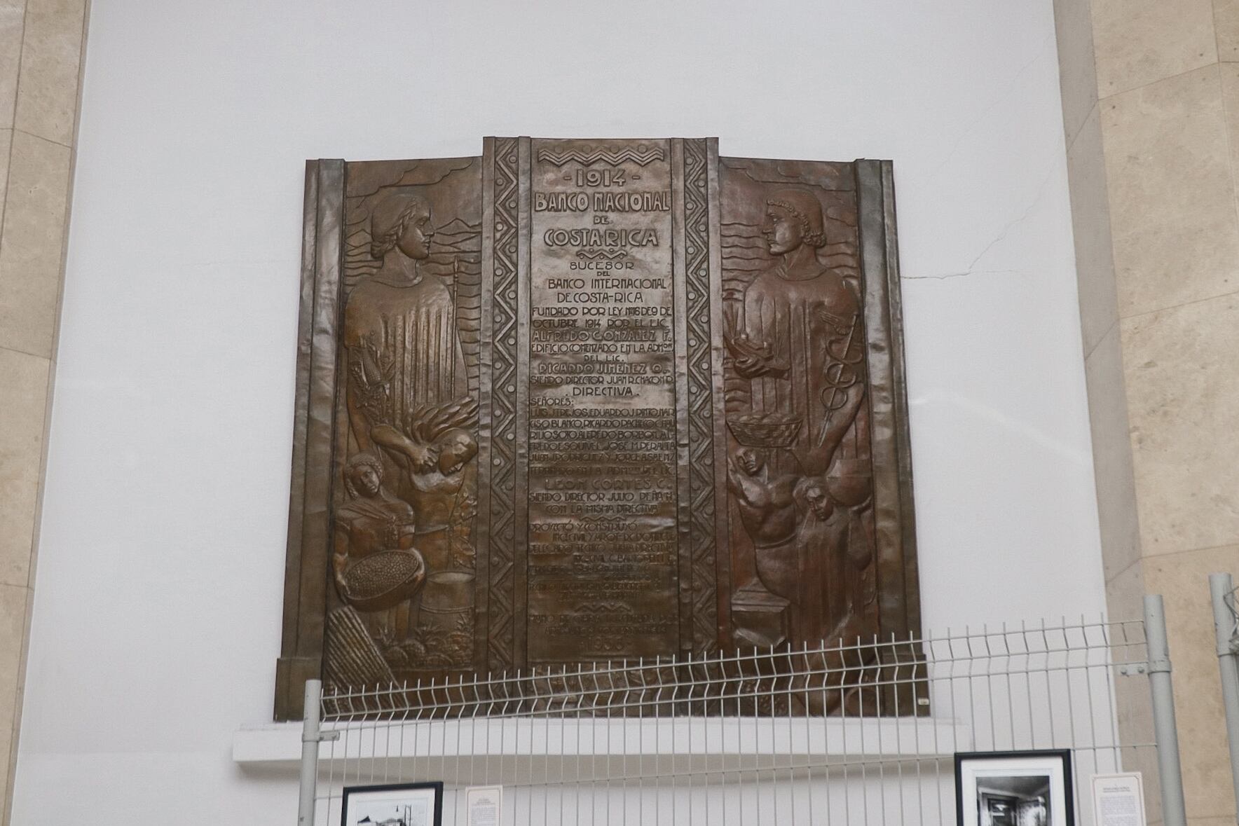 25/10/2024. Retratos a Andrés Fernández, historiador de arquitectura en Costa Rica en el edificio del Banco Nacional, San José. Fotografía: Lilly Arce