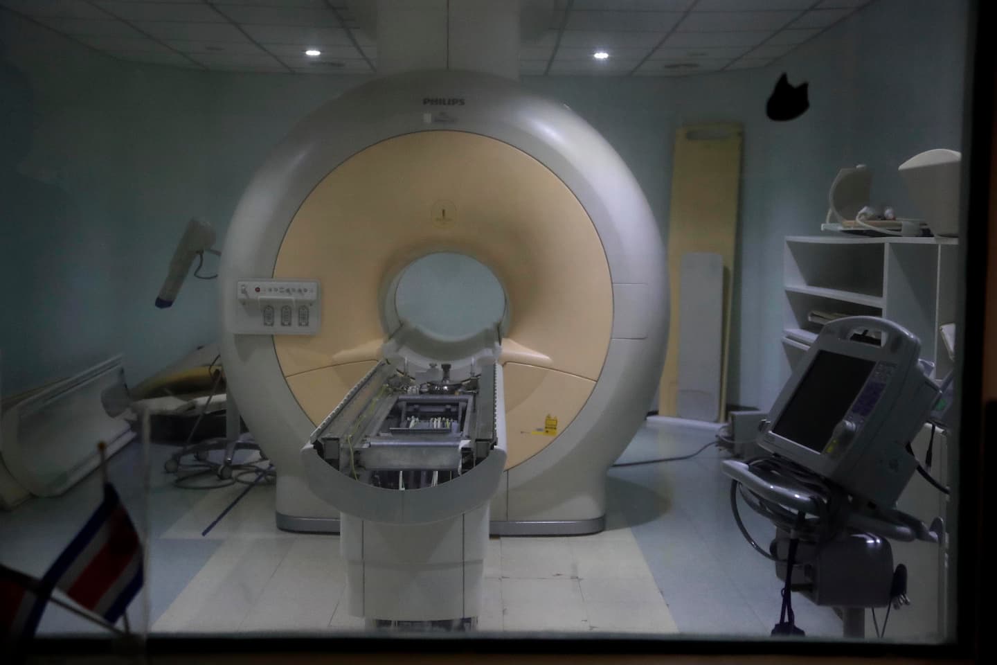 Imagen de un aparato médico llamado resonador. Está en un salón a media luz, desarmado.