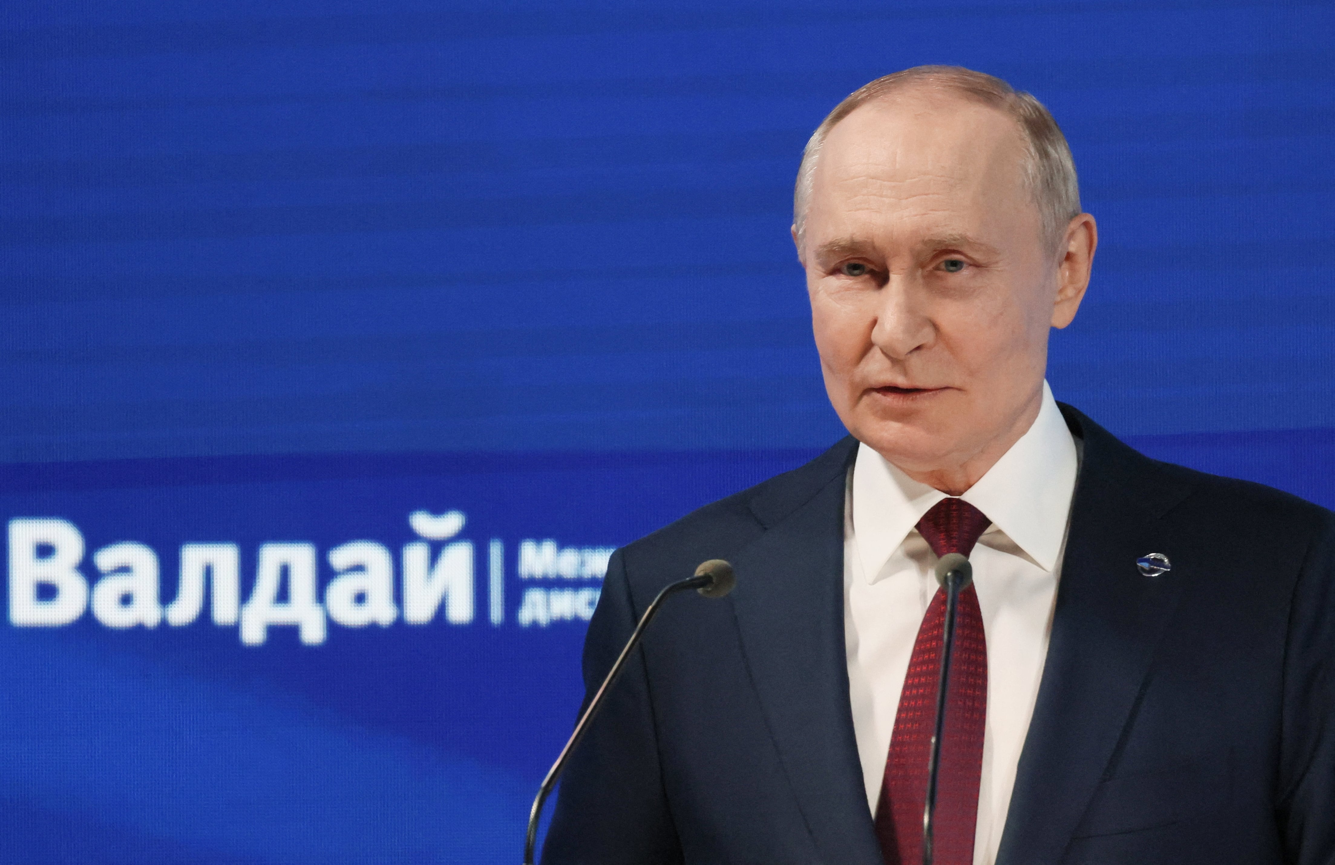 El presidente ruso, Vladimir Putin, pronuncia un discurso durante la reunión del Club de Discusión Valdai en Sochi el 2 de octubre de 2025.